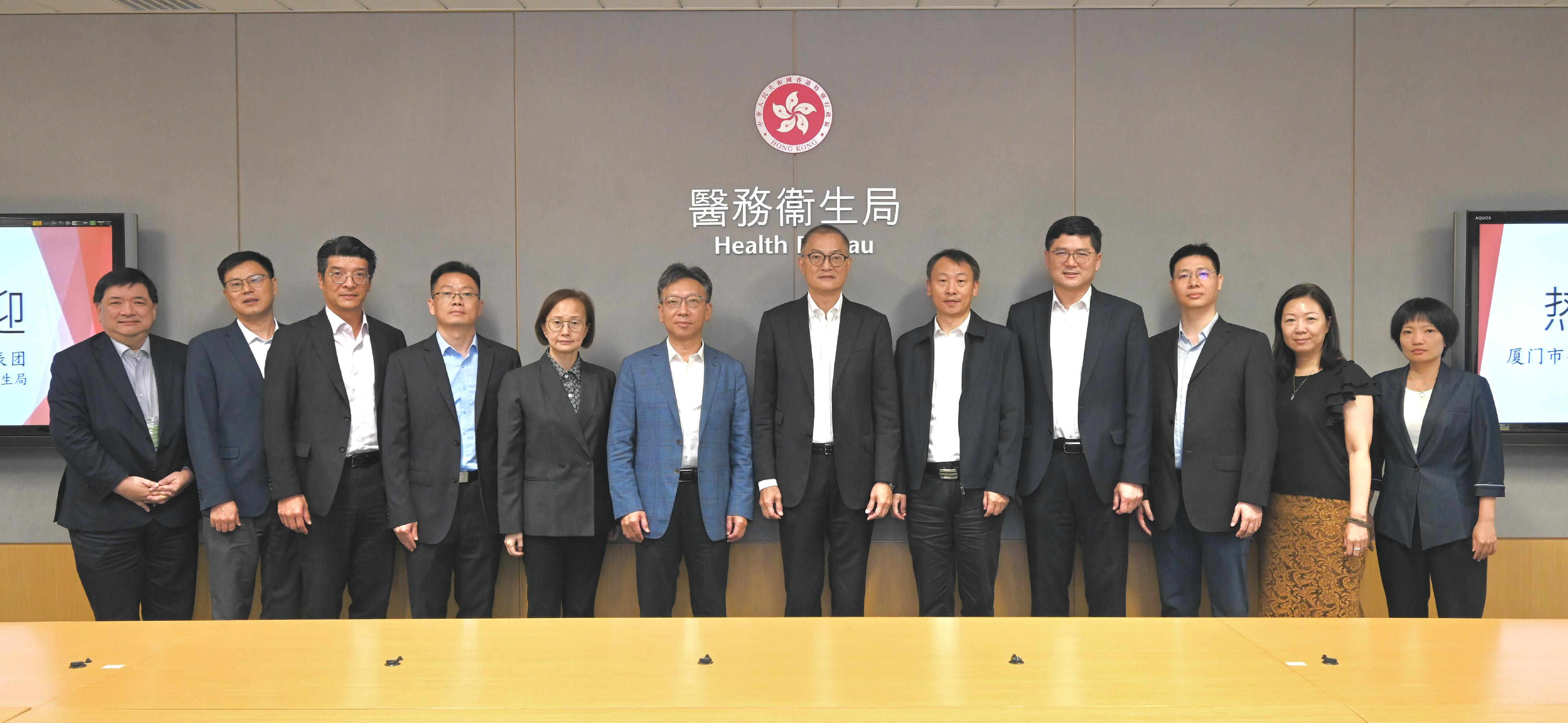 The Secretary for Health, Professor Lo Chung-mau, met with the Xiamen Municipal Public Health delegation led by the Deputy Director of the Standing Committee of Xiamen Municipal People's Congress, Mr Zheng Yuelin, today (October 18). Photo shows Professor Lo (sixth right); Mr Zheng (sixth left); the Acting Director of Health, Dr Amy Chiu (fifth left); the Commissioner for Primary Healthcare of the Health Bureau, Dr Pang Fei-chau (third left); the Chief Executive of the Hospital Authority, Dr Tony Ko (fourth right), and other attendees of the meeting.
