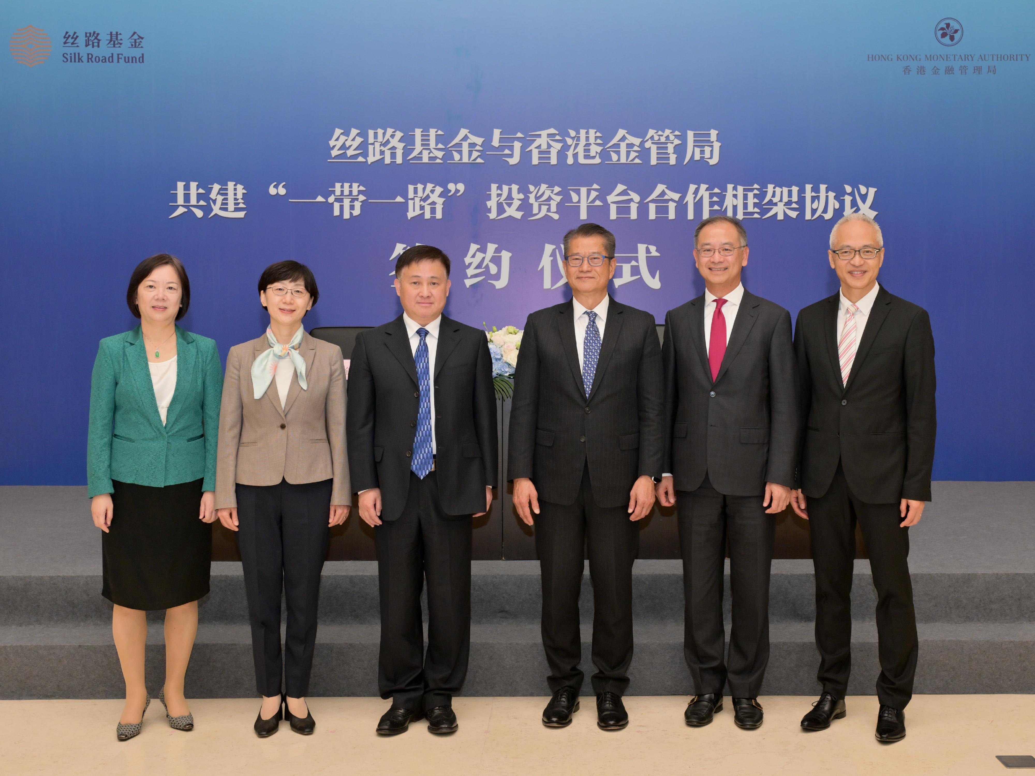 The Financial Secretary, Mr Paul Chan, attended and witnessed the signing of a Cooperation Framework Agreement between the Hong Kong Monetary Authority (HKMA) and the Silk Road Fund Co., Ltd in forming a Belt and Road investment platform in Beijing this morning (October 19).  Photo shows Mr Chan (third right) and the Governor of the People’s Bank of China, Mr Pan Gongsheng (third left) in a group photo after the signing of the agreement.  The Chief Executive of the HKMA, Mr Eddie Yue (second right) also attended. 
