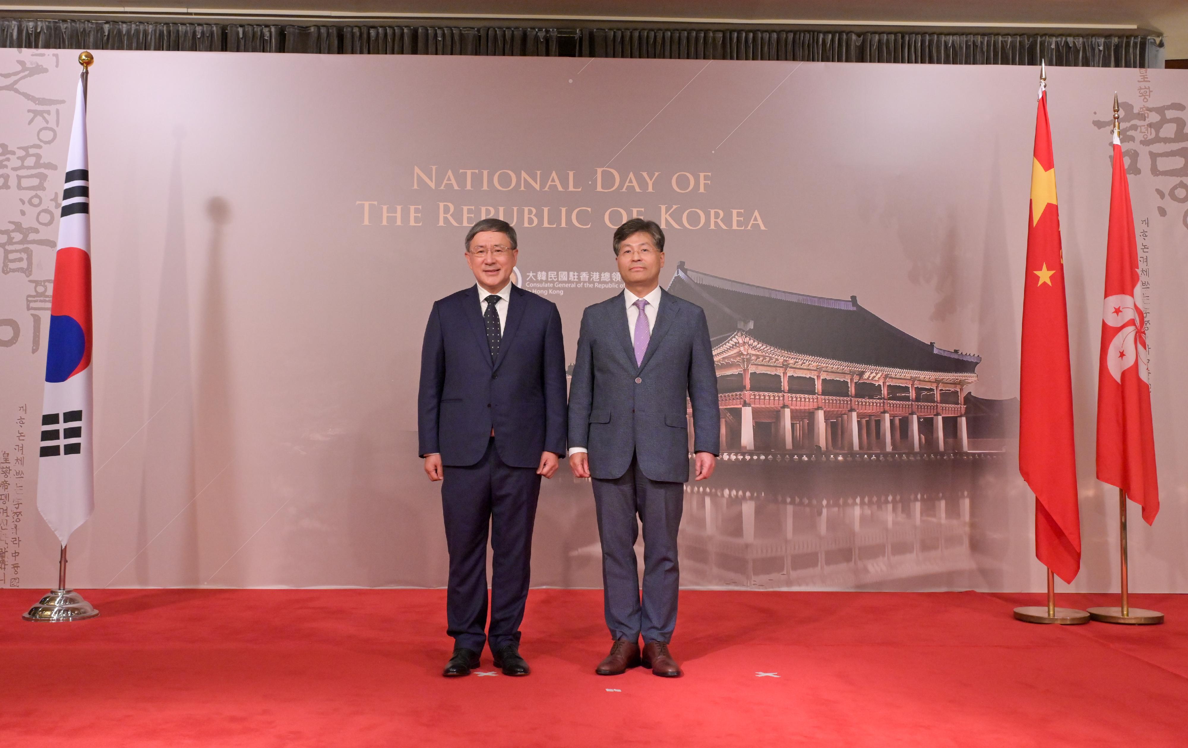 The Deputy Chief Secretary for Administration, Mr Cheuk Wing-hing (left), and the Consul General of the Republic of Korea in Hong Kong, Mr Yoo Hyungcheol (right), pose for a photo at the National Day of the Republic of Korea reception today (October 19).