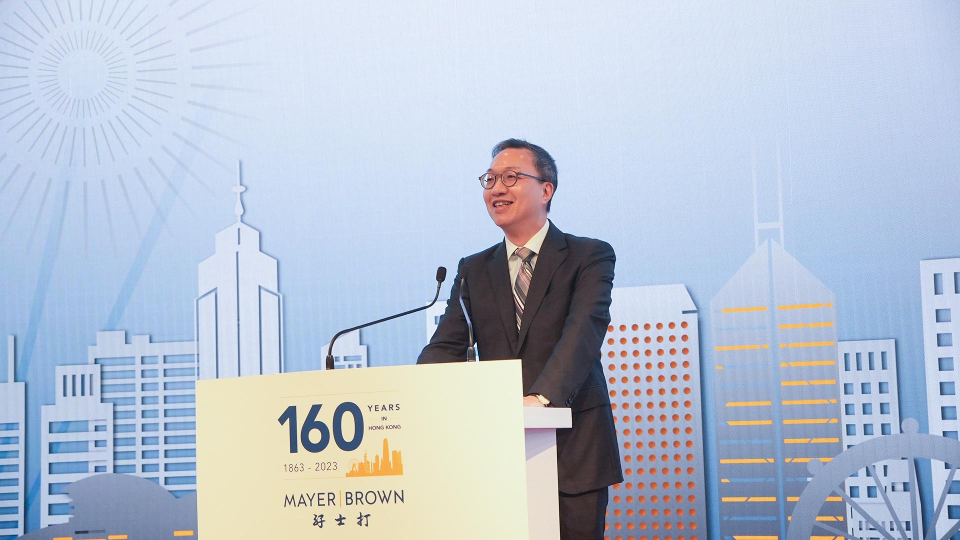 The Secretary for Justice, Mr Paul Lam, SC, speaks at Mayer Brown’s 160th anniversary cocktail reception today (October 19). 