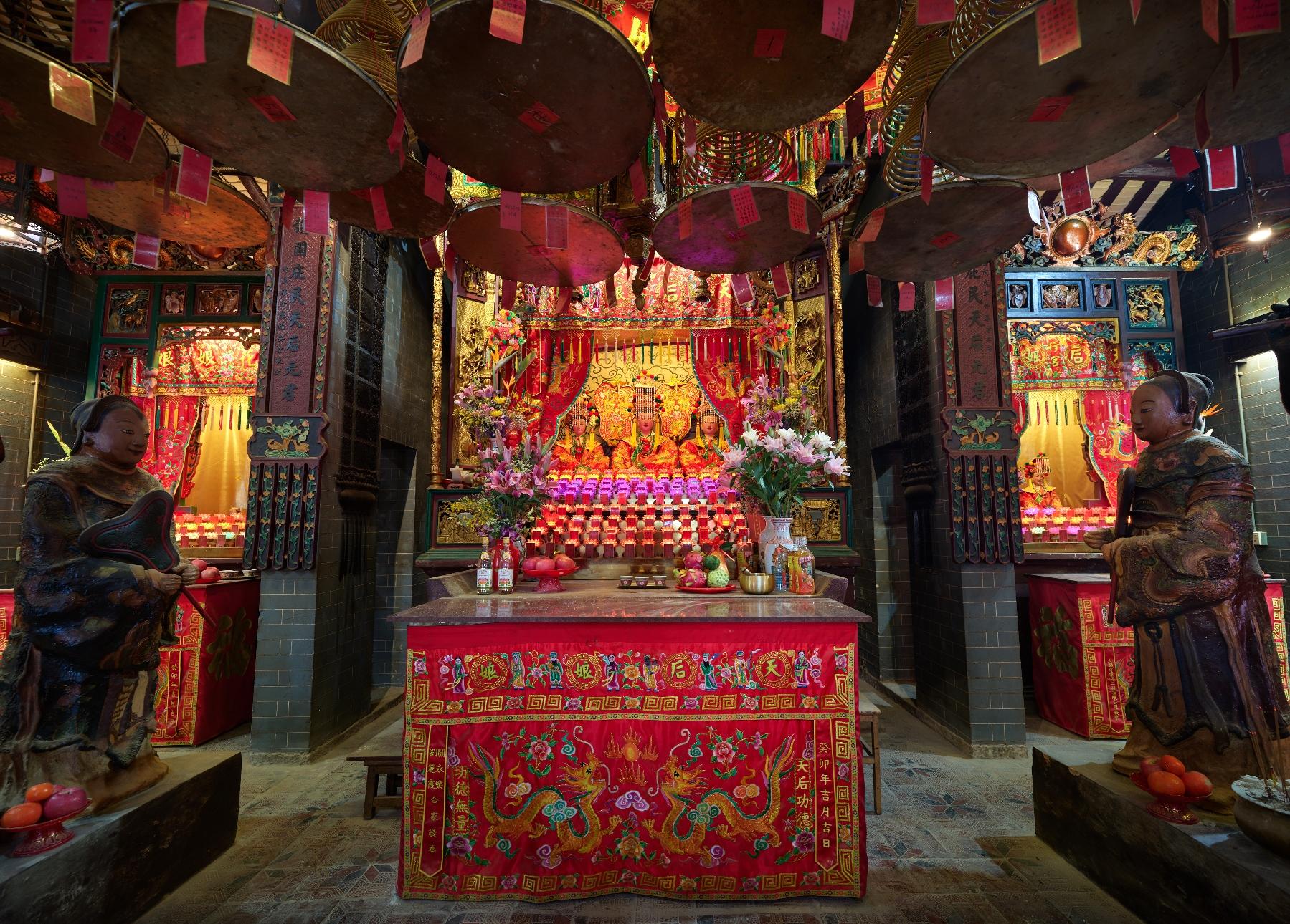 政府今日（十月二十日）刊宪，根据《古物及古迹条例》将位于西贡的佛堂门天后古庙（古庙）列为法定古迹。图示古庙后进神坛的天后像。