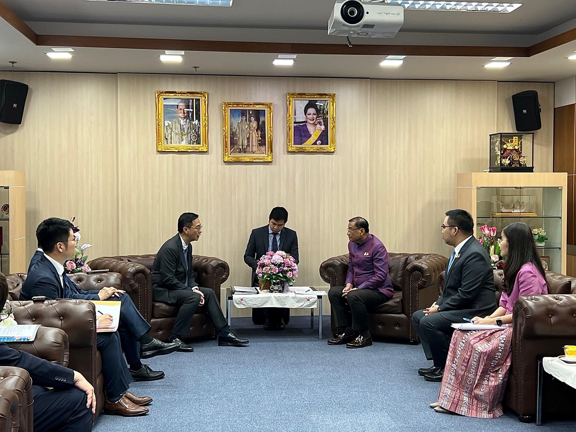 The Secretary for Culture, Sports and Tourism, Mr Kevin Yeung (second left), met with the Minister of Culture of Thailand, Mr Sermsak Pongpanit (third right), in Bangkok this afternoon (October 20) to explore collaboration opportunities and enhance mutual links.