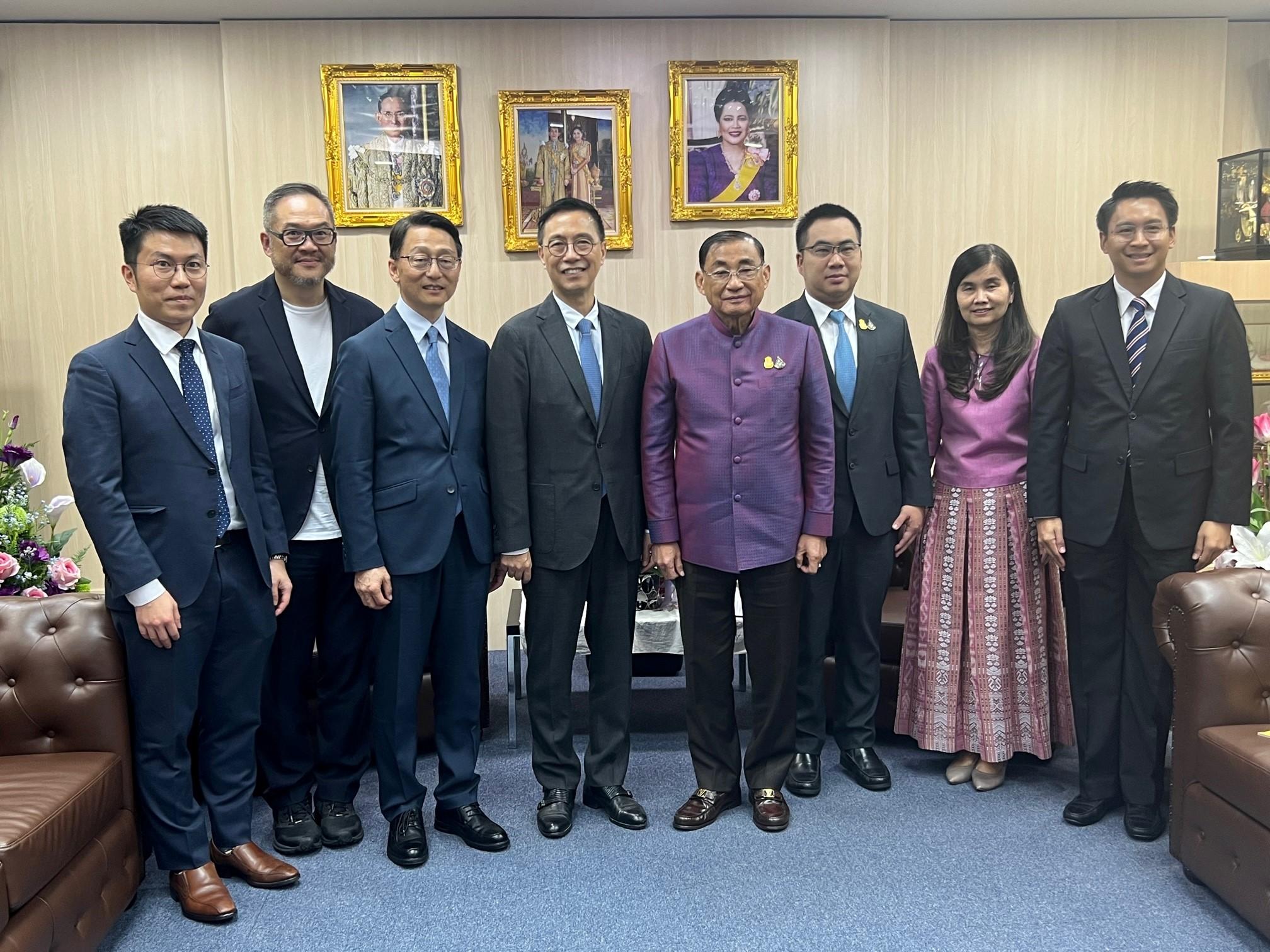 Accompanied by the Director of Leisure and Cultural Services, Mr Vincent Liu (third left), and the Head of Create Hong Kong, Mr Victor Tsang (second left), the Secretary for Culture, Sports and Tourism, Mr Kevin Yeung (fourth left), met with the Minister of Culture of Thailand, Mr Sermsak Pongpanit (fourth right), in Bangkok this afternoon (October 20).