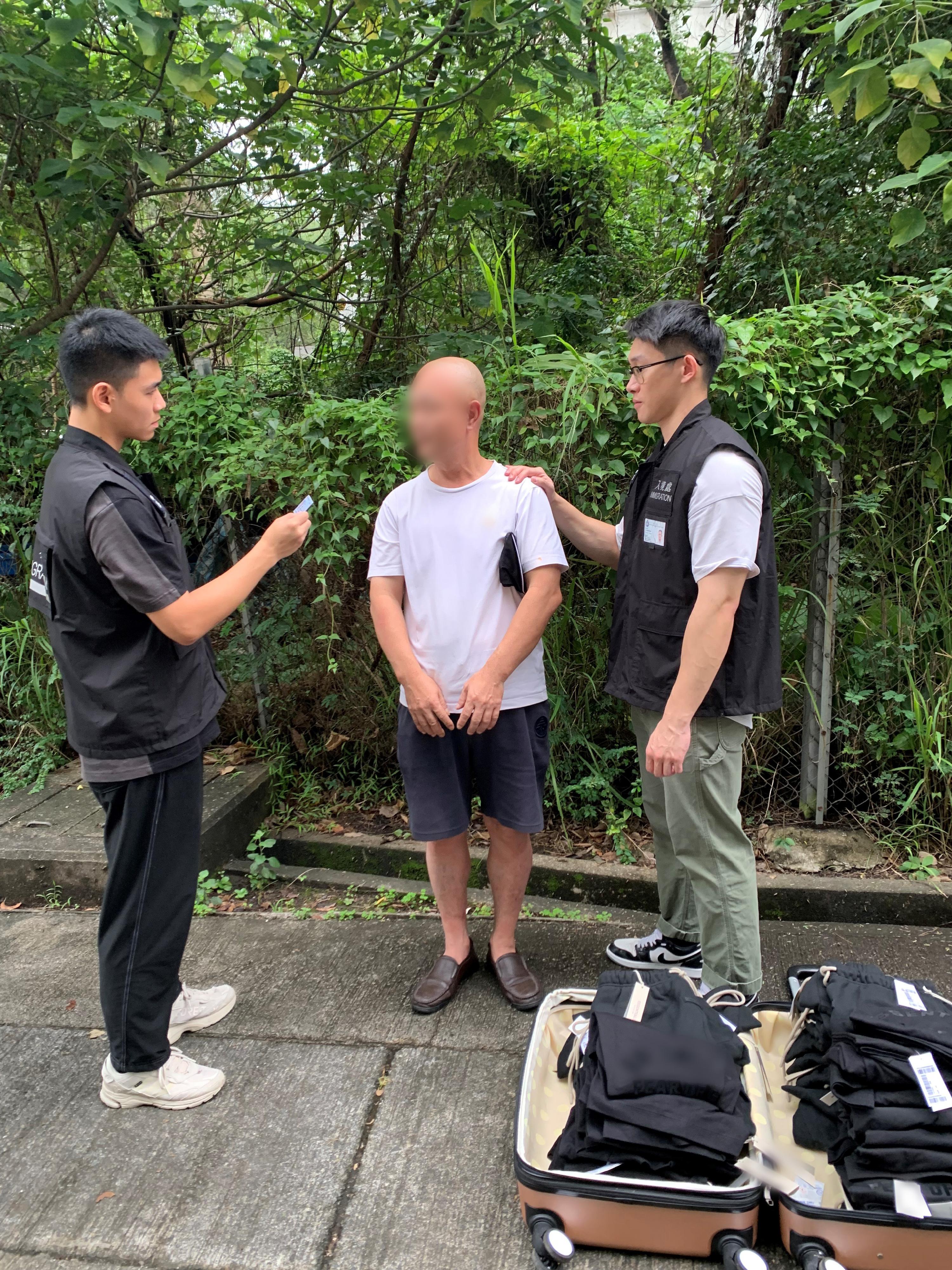 The Immigration Department mounted a series of territory-wide anti-illegal worker operations codenamed "Twilight" and joint operations with the Hong Kong Police Force codenamed "Champion" and "Windsand" for four consecutive days from October 16 to yesterday (October 19). Photo shows a Mainland visitor involved in suspected parallel trading activities and his goods.
