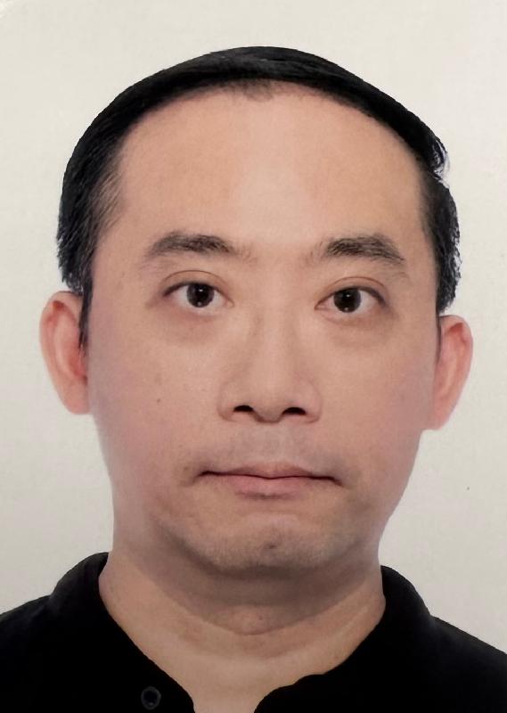 Cheung Ying-lun, aged 48, is about 1.7 metres tall, 75 kilograms in weight and of medium build. He has a round face with yellow complexion and short black hair. He was last seen wearing a pair of black-rimmed glasses, a dark blue long-sleeved shirt, dark colored trousers, white shoes and carrying a black rucksack.
