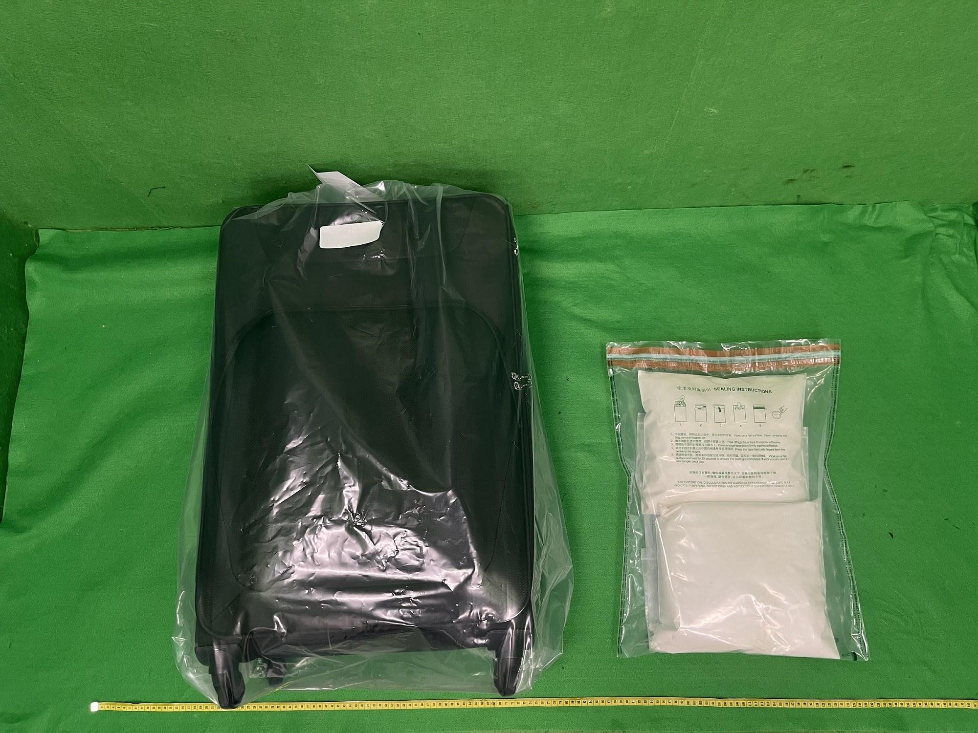 Hong Kong Customs yesterday (October 19) detected a drug trafficking case involving baggage concealment at Hong Kong International Airport and seized about three kilograms of suspected cocaine with an estimated market value of about $3.2 million. Photo shows the suspected cocaine seized and the suitcase used to conceal the drugs.