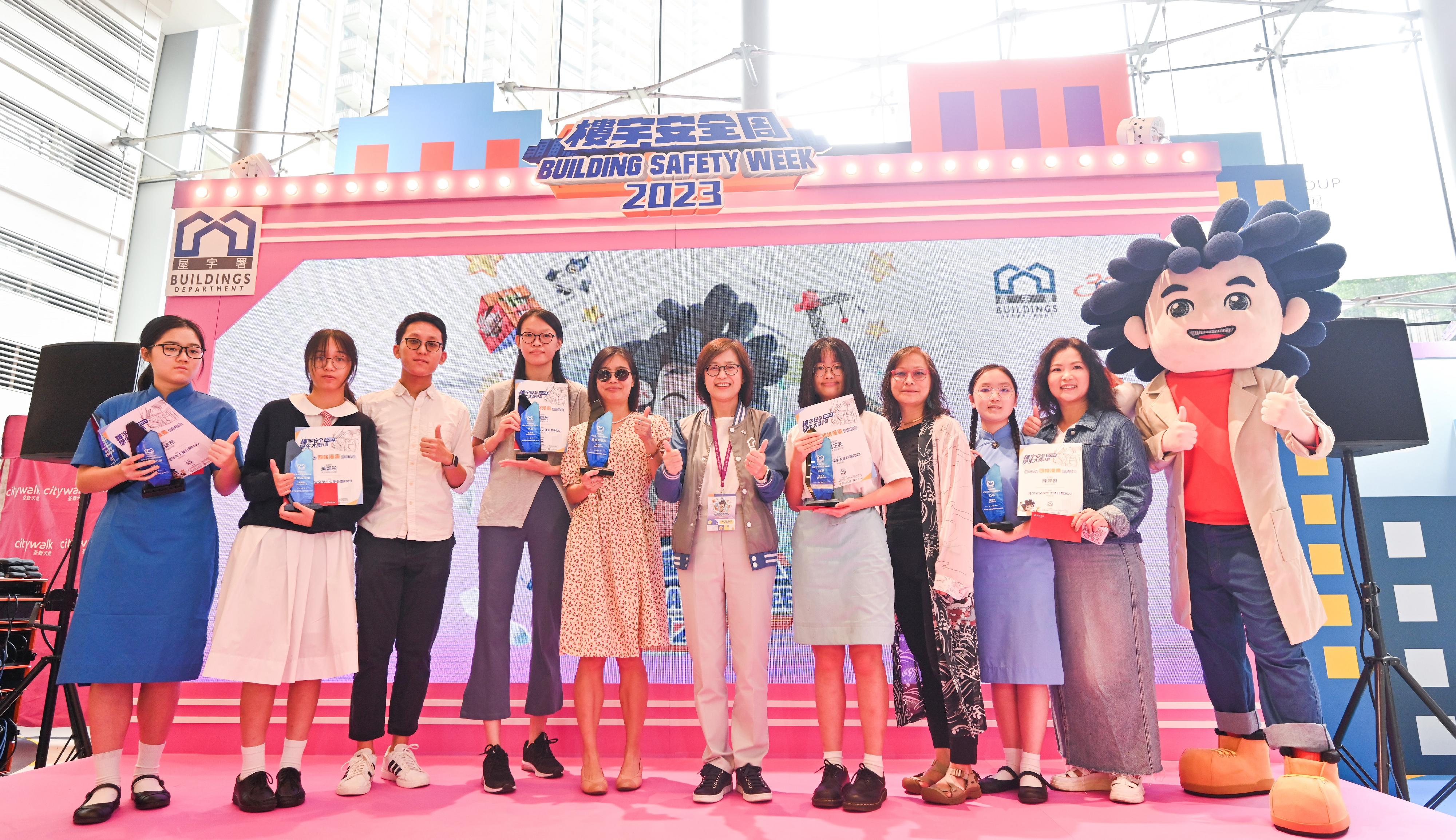 The Buildings Department launched Building Safety Week 2023 today (October 21). Photo shows the Director of Buildings, Ms Clarice Yu (sixth left), with winners of the Building Safety Pioneer Programme 2023 at the opening ceremony of Building Safety Week 2023.