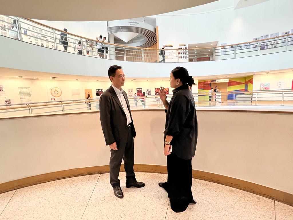 文化體育及旅遊局局長楊潤雄（左）今日（十月二十二日）到訪曼谷市立藝術文化中心，了解當地文化藝術發展。


