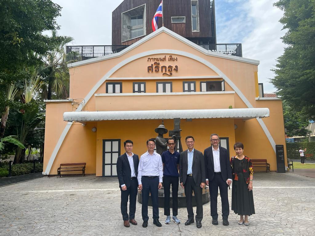 Accompanied by the Director of Leisure and Cultural Services, Mr Vincent Liu (second left), and the Head of Create Hong Kong, Mr Victor Tsang (second right), the Secretary for Culture, Sports and Tourism, Mr Kevin Yeung (third right), yesterday (October 21) visited the Thai Film Archive.
