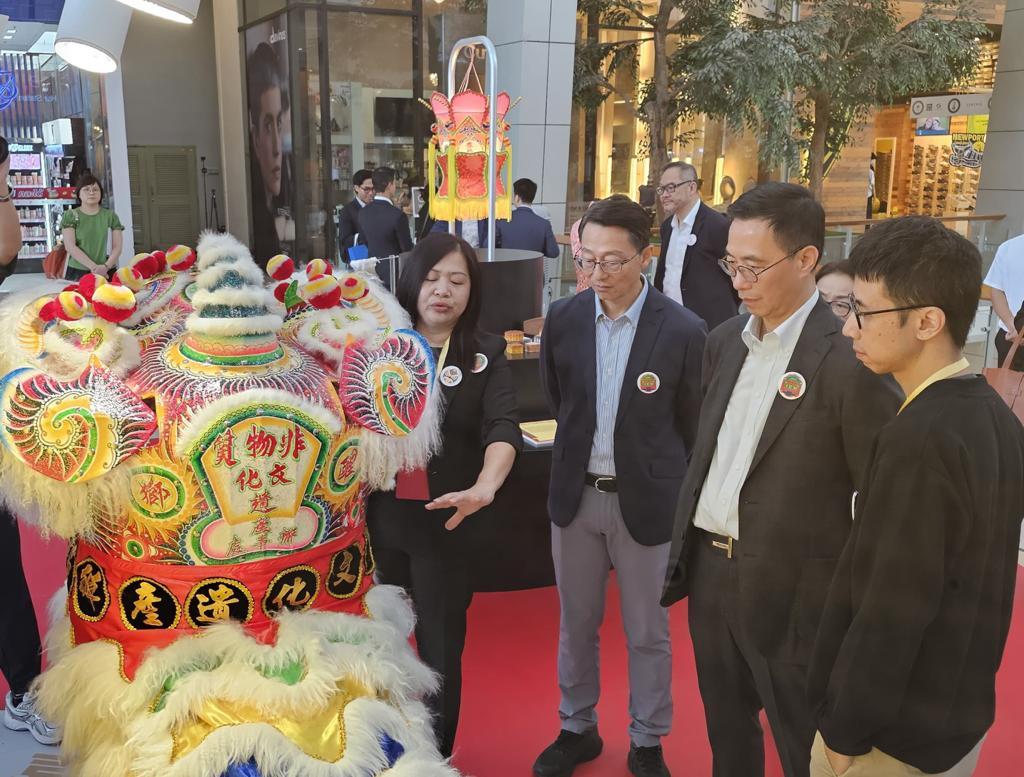 Accompanied by the Director of Leisure and Cultural Services, Mr Vincent Liu (second left), the Secretary for Culture, Sports and Tourism, Mr Kevin Yeung (second right) visited the "Hong Kong Intangible Cultural Heritage Carnival" exhibition in Bangkok this morning (October 22). The exhibition is organised by the Intangible Cultural Heritage (ICH) Office of the Leisure and Cultural Services Department. Photo shows  Head of the ICH Office, Ms Joyce Ho (first left), briefing an exhibit.