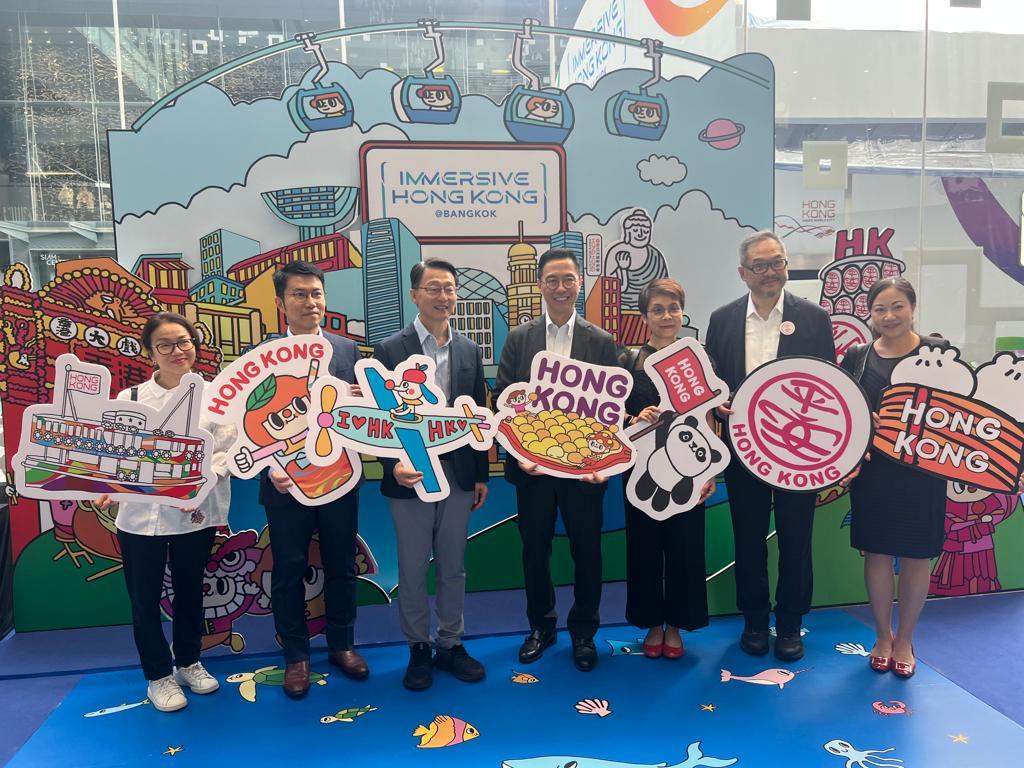 Accompanied by the Director of Leisure and Cultural Services, Mr Vincent Liu (third left), and the Head of Create Hong Kong, Mr Victor Tsang (second right) , the Secretary for Culture, Sports and Tourism, Mr Kevin Yeung (centre), today (October 22) visited the "Immersive Hong Kong" roving exhibition organised by the Information Services Department in Bangkok during his visit in Thailand.