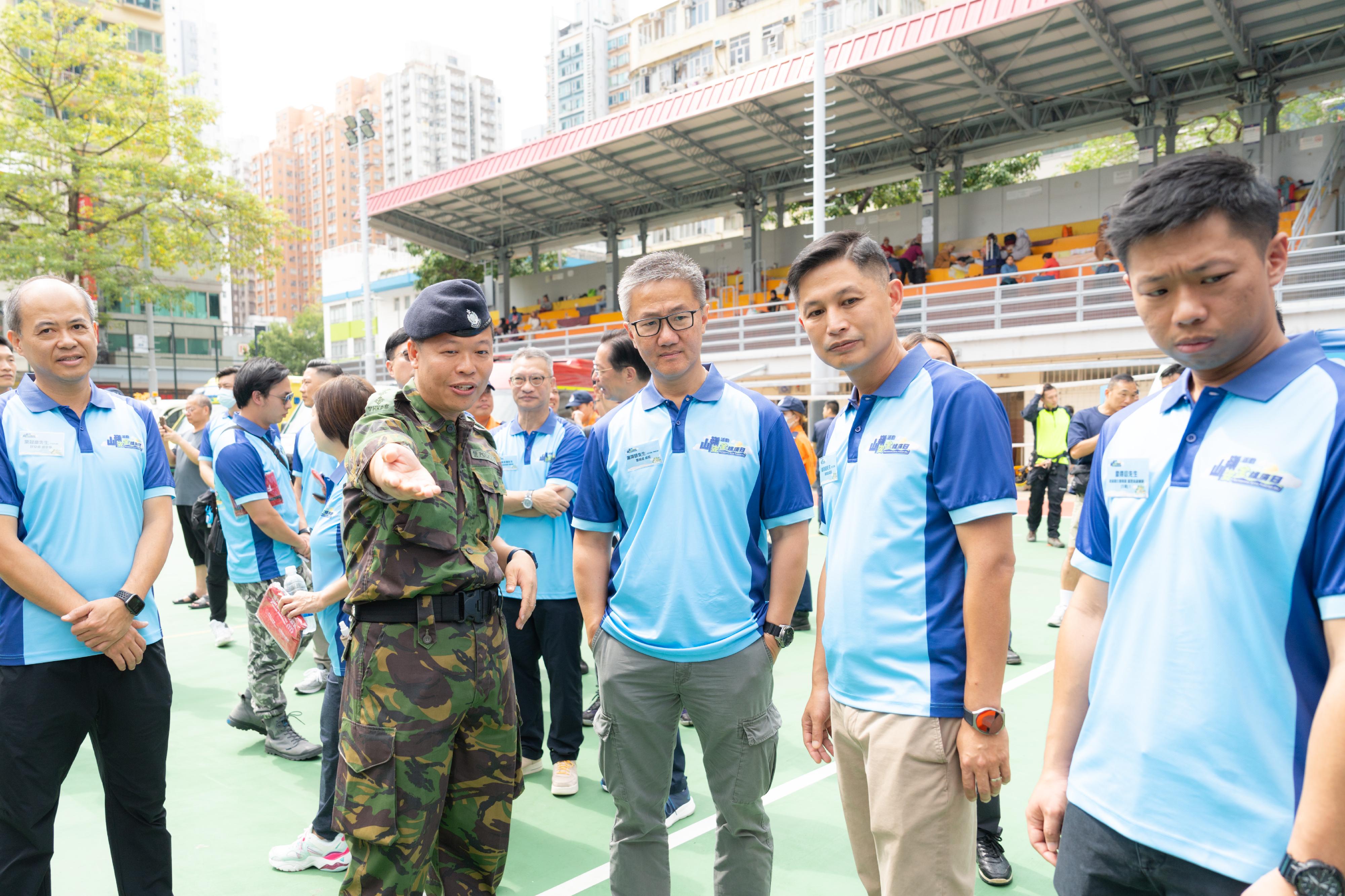 民众安全服务队联同多个政府部门和山岭活动团体今日（十月二十二日）在旺角麦花臣游乐场举办「山岭活动安全推广日」。图示一众嘉宾参观展览摊位。