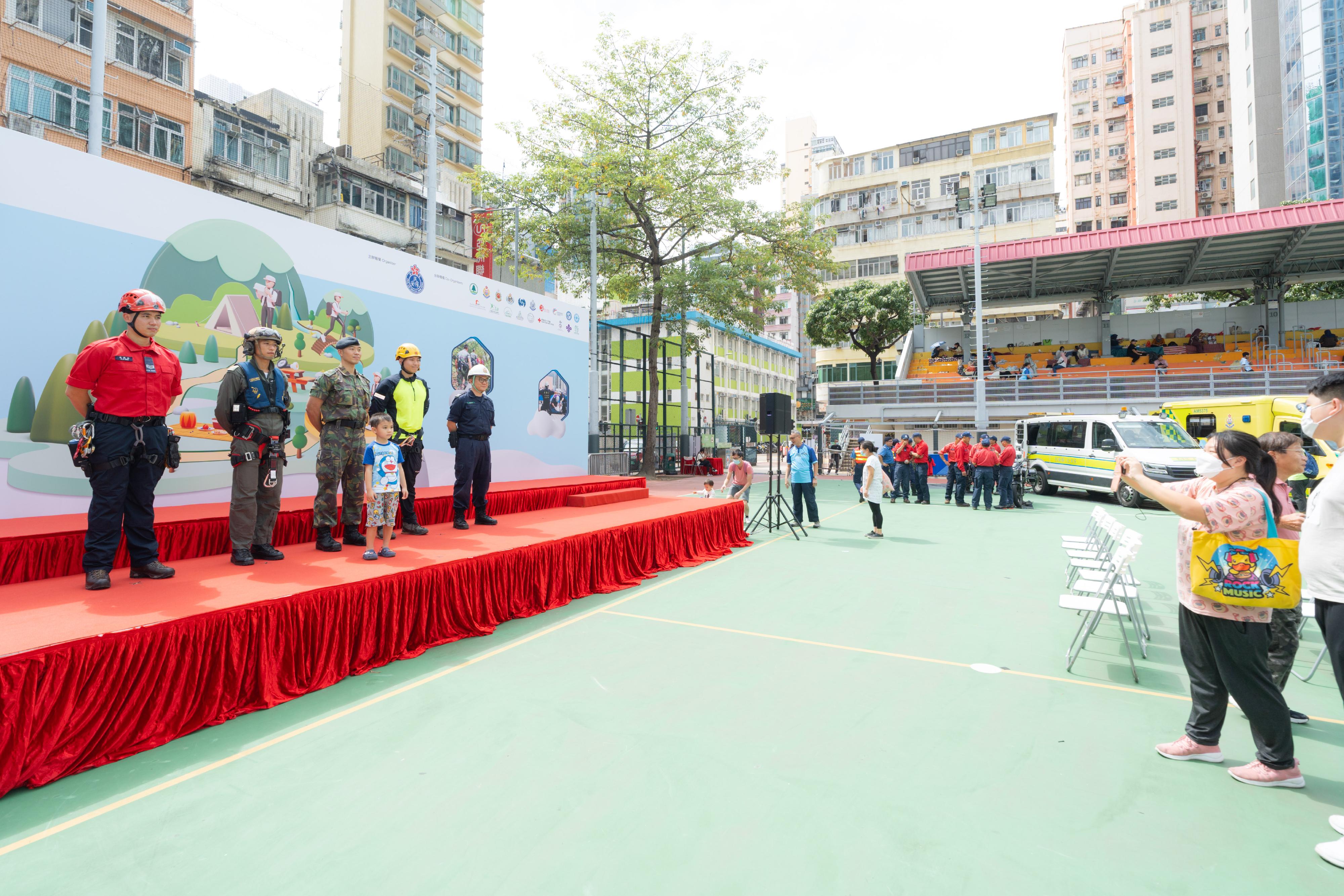 民众安全服务队联同多个政府部门和山岭活动团体今日（十月二十二日）在旺角麦花臣游乐场举办「山岭活动安全推广日」。图示市民与拯救人员合照。