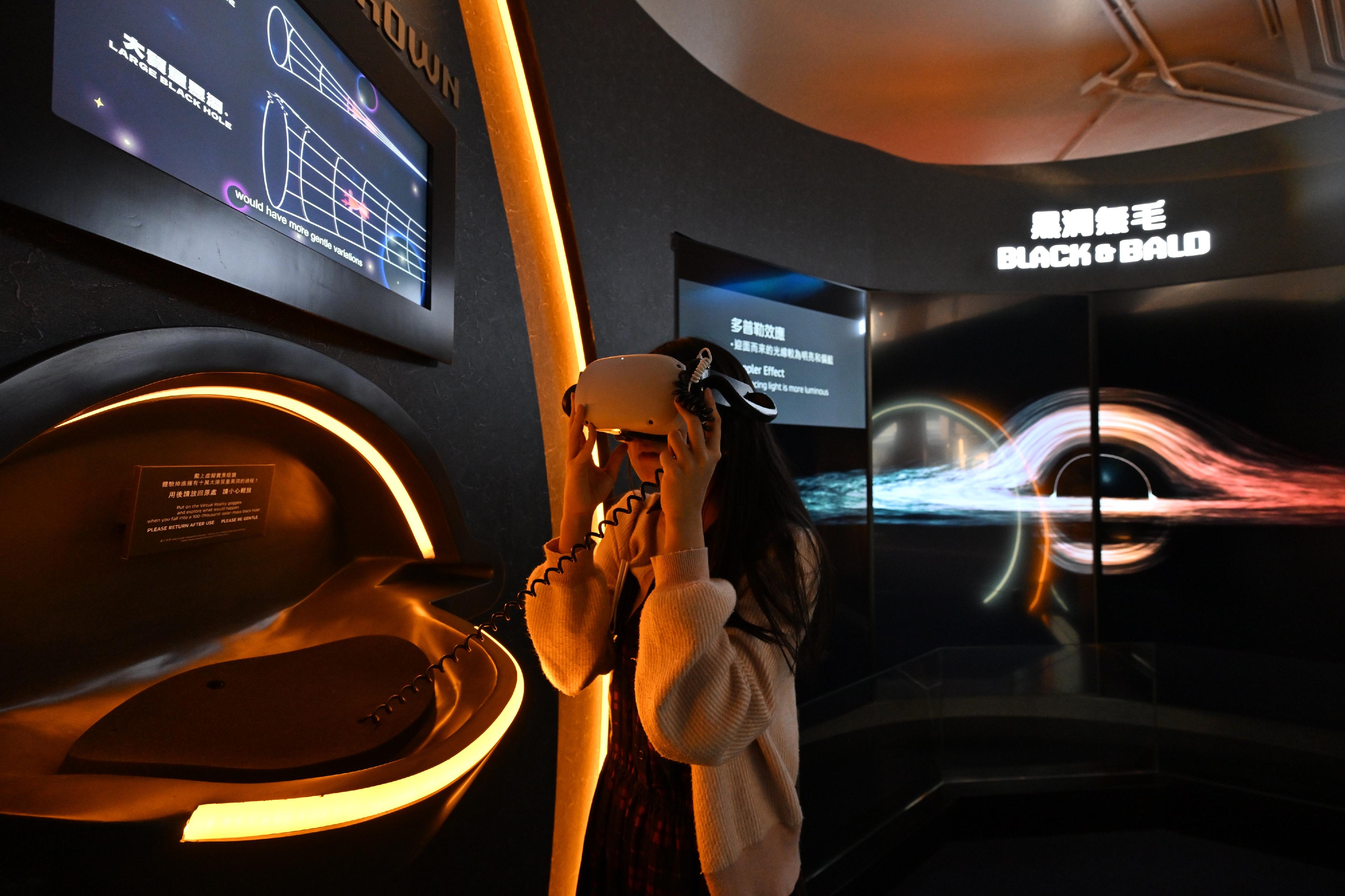 The Hong Kong Space Museum will launch a new free special exhibition, "Black Hole: The Information Barrier", starting tomorrow (October 25). The virtual reality goggles at the exhibition simulate the process of falling into a black hole. 