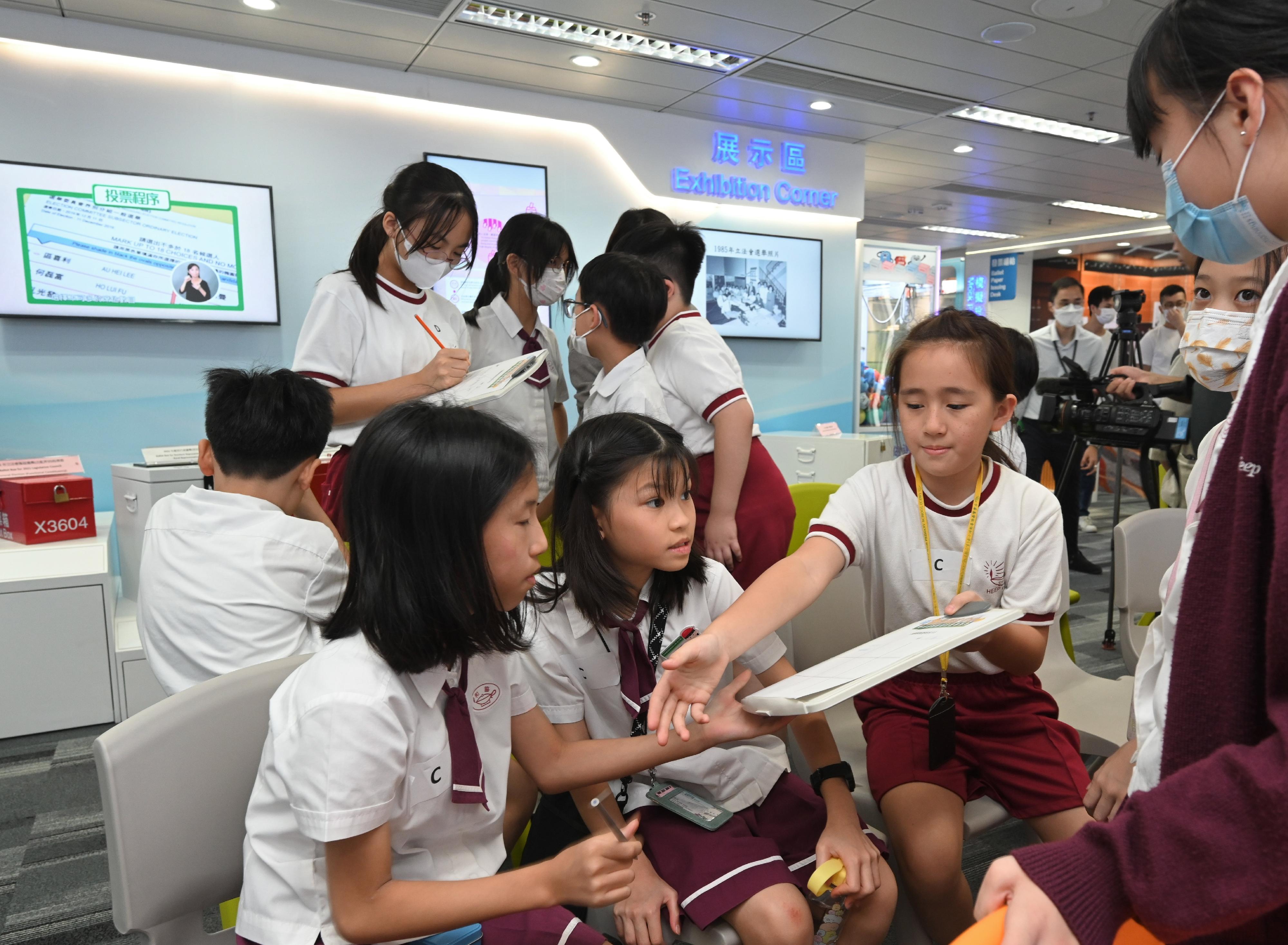 The brand new Electoral Information Centre (EIC) of the Registration and Electoral Office today (October 24) officially came into operation with a new look at the new site located at the Treasury Building, Cheung Sha Wan. Photo shows students participating in a group game during their visit at the new EIC today.