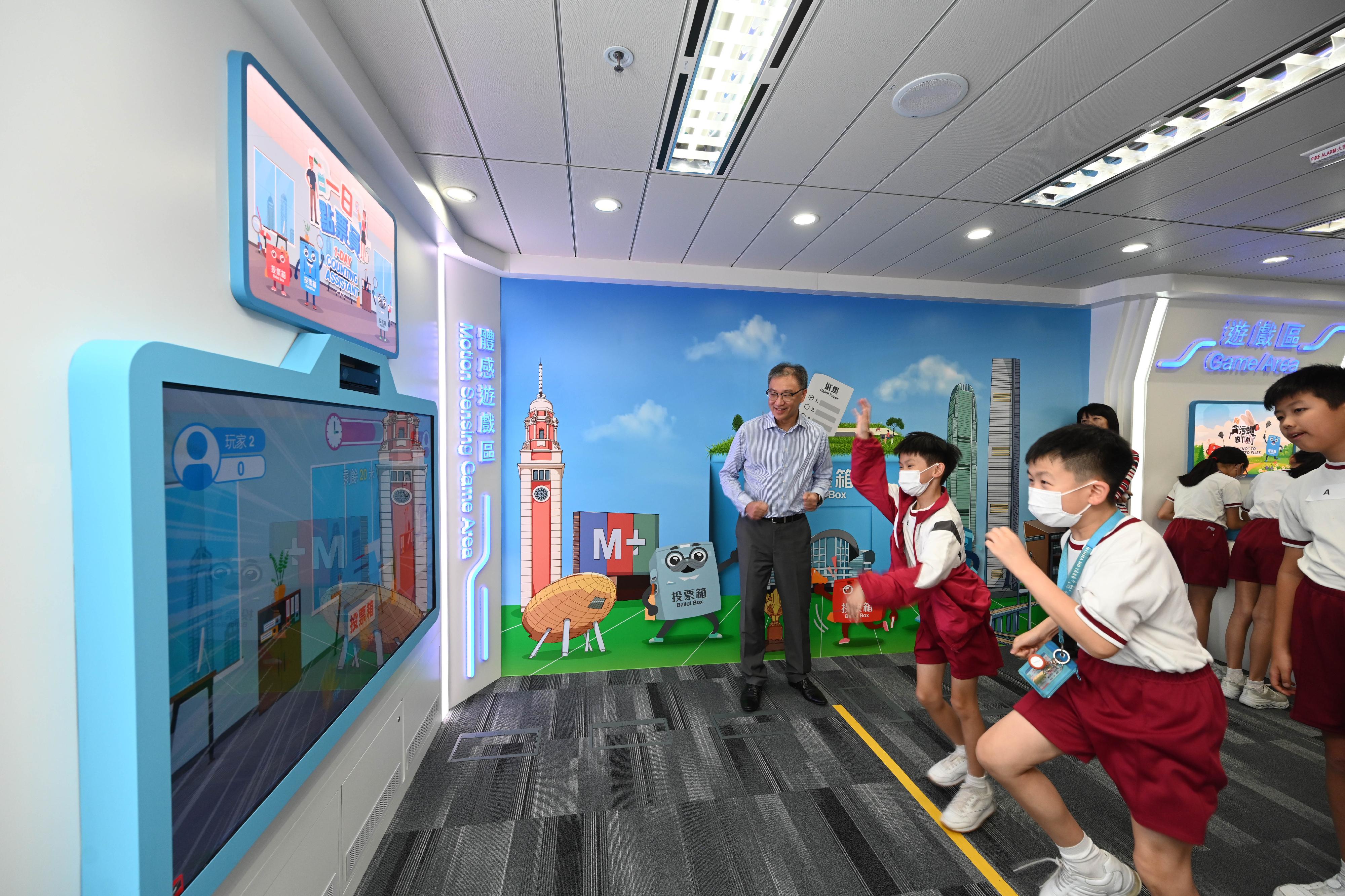 The brand new Electoral Information Centre (EIC) of the Registration and Electoral Office today (October 24) officially came into operation with a new look at the new site located at the Treasury Building, Cheung Sha Wan. The EIC features four newly designed interactive games, including the motion sensing game "One-day Counting Assistant", where participants learnt about different kinds of questionable ballot papers and the details to be noted when counting votes. 