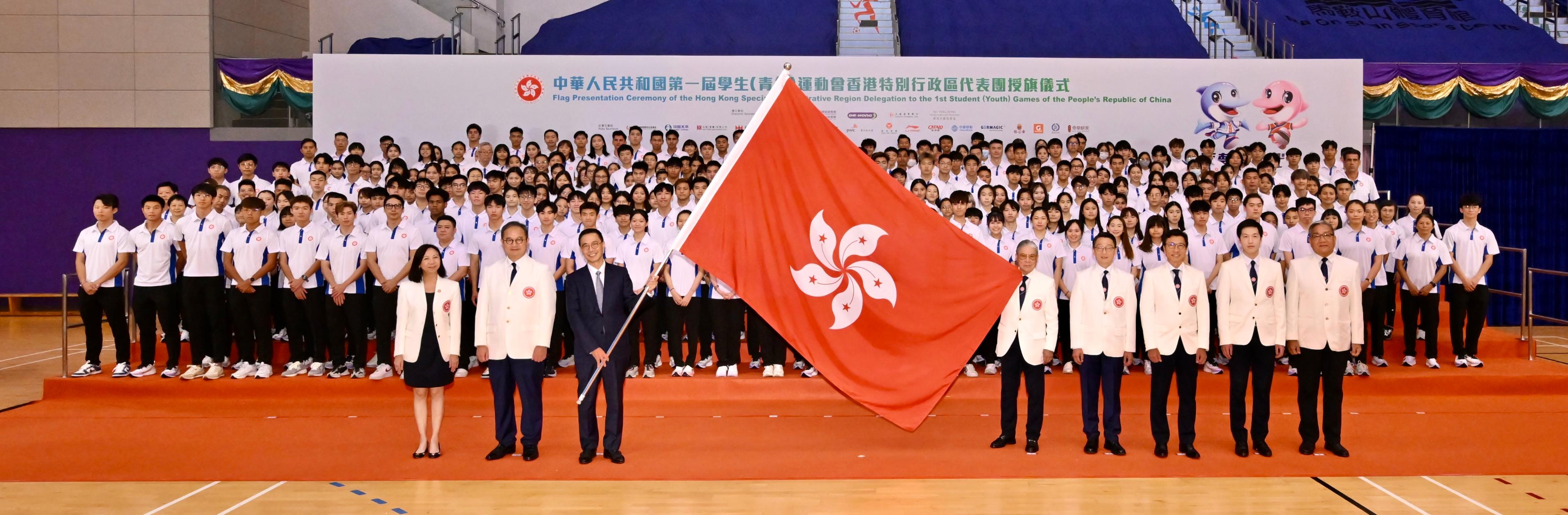 The Secretary for Culture, Sports and Tourism and the Chef de Mission of the Hong Kong Special Administrative Region (HKSAR) Delegation, Mr Kevin Yeung, officiated at the flag presentation ceremony for the Delegation to the 1st National Student (Youth) Games at Ma On Shan Sports Centre, Sha Tin today (October 25). Photo shows Mr Yeung (front row, third left) presenting the HKSAR regional flag to the President of the Sports Federation & Olympic Committee of Hong Kong, China and the Chairman of the Organising Committee of the Delegation, Mr Timothy Fok (front row, fifth right).