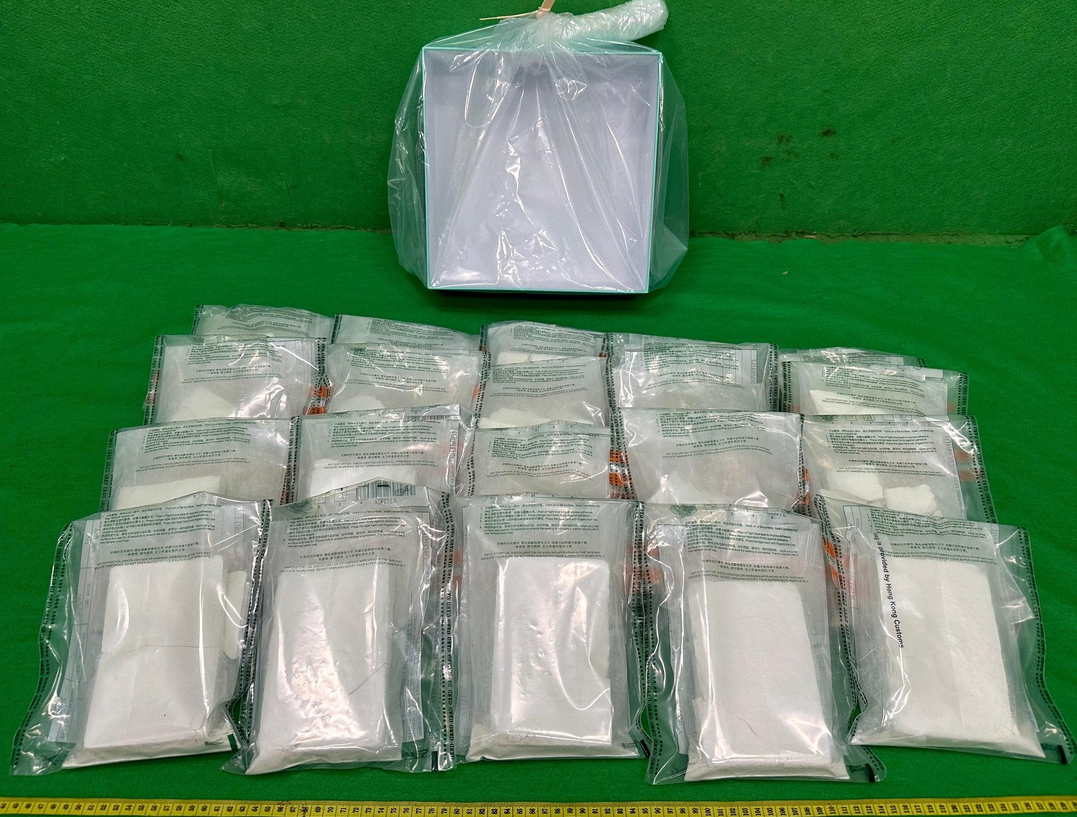 Hong Kong Customs yesterday (October 24) detected two drug trafficking cases involving internal concealment and baggage concealment respectively at Hong Kong International Airport. About 826 grams of suspected cocaine and about 7 kilograms of suspected heroin were seized with a total estimated market value of about $7 million. Photo shows the suspected heroin seized in the second case.




