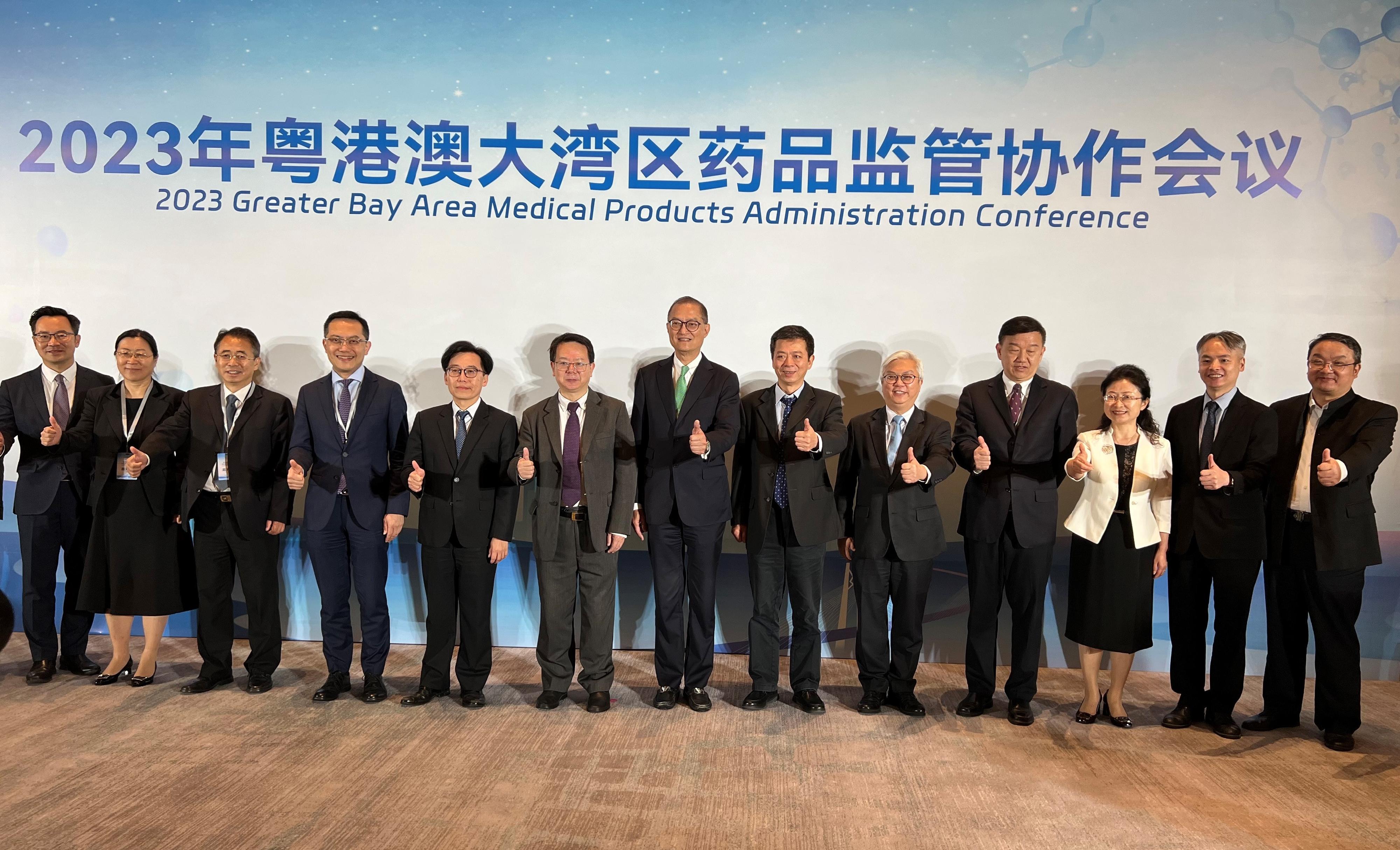 The Secretary for Health, Professor Lo Chung-mau, led a delegation to attend the 2023 Guangdong-Hong Kong-Macao Greater Bay Area Medical Products Administration Conference in Zhuhai today (October 25), and introduced the new initiatives in "The Chief Executive's 2023 Policy Address" of developing Hong Kong into a health and medical innovation hub. Photo shows Professor Lo (centre); Deputy Commissioner of the National Medical Products Administration Mr Zhao Junning (sixth left); the General Director of the Guangdong Provincial Medical Products Administration, Mr Jiang Xiaodong (sixth right); the Director of Health, Dr Ronald Lam (fourth left); Deputy Secretary for Health Mr Eddie Lee (first left); and other attendees of the Conference.
