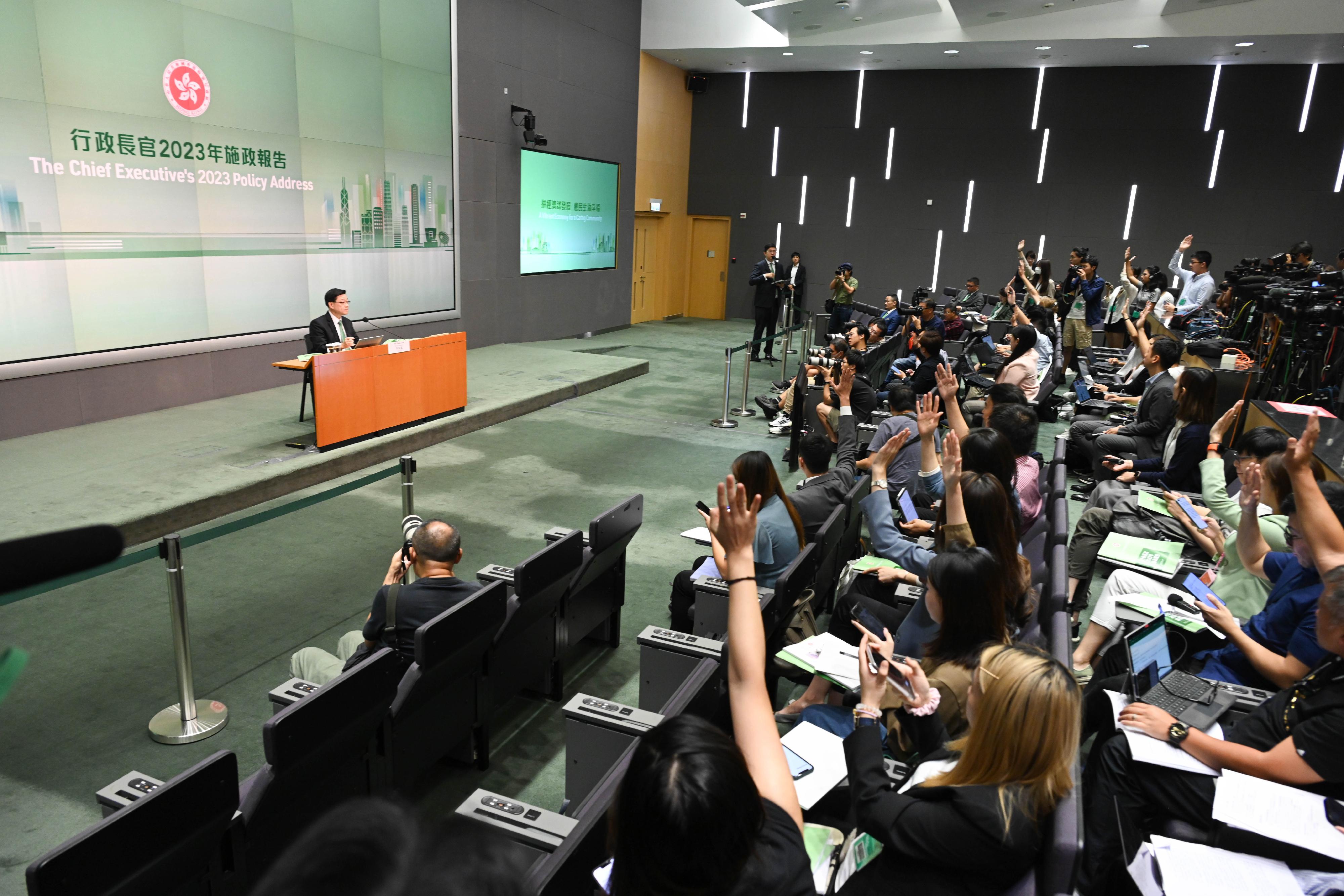 行政长官李家超今日（十月二十五日）下午在添马政府总部主持《行政长官2023年施政报告》记者会，并回应提问。