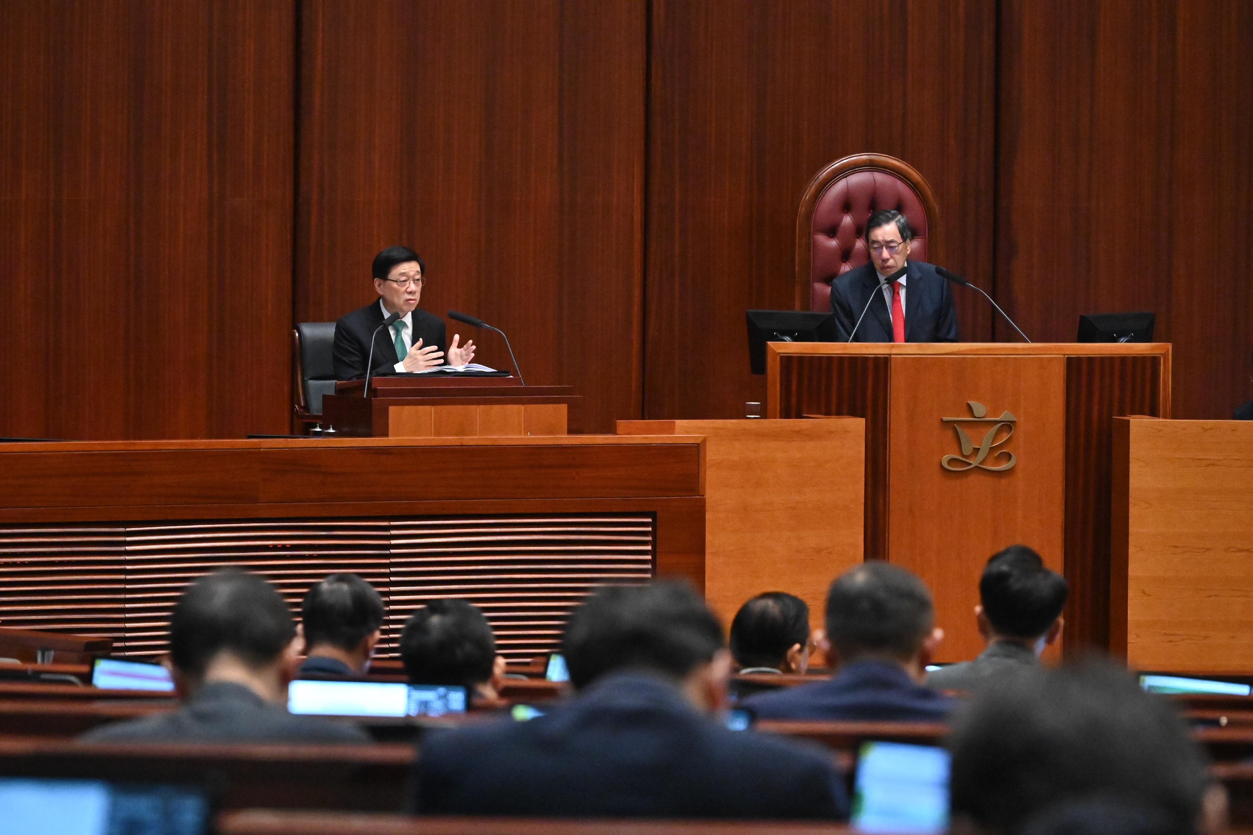 行政长官李家超（左）今日（十月二十六日）在立法会出席《行政长官2023年施政报告》答问会。