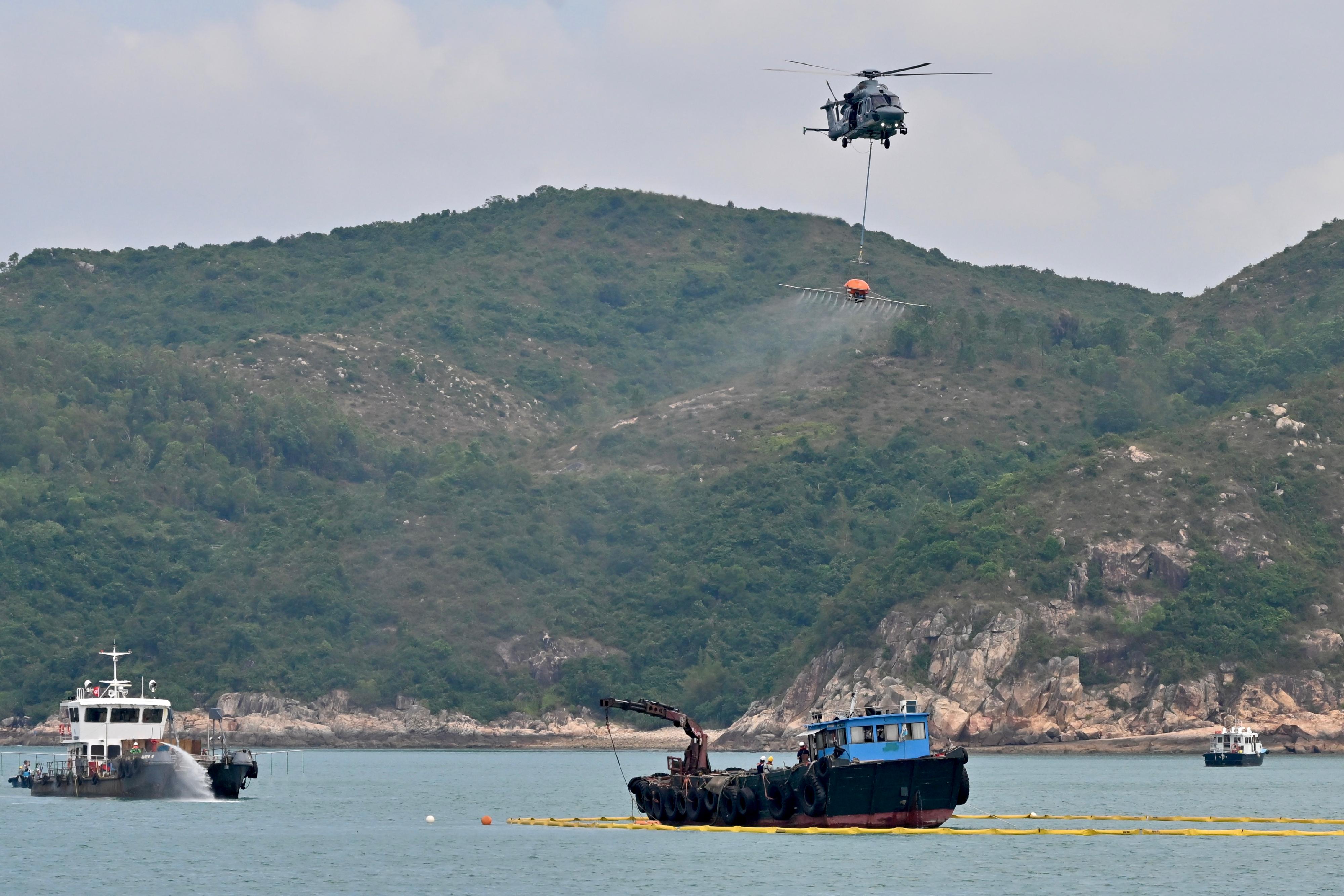 The annual marine pollution joint response exercises, code-named Oilex 2023 and Maritime Hazardous and Noxious Substances (HNS) 2023, were conducted by various government departments this morning (October 26) in the waters west of Lamma Island to test their marine pollution responses in the event of spillage of oil and HNS in Hong Kong waters. Photo shows an oil spill response team cleaning up spilled oil on the sea surface. The Government Flying Service and other response groups also performed tasks at the scene.
