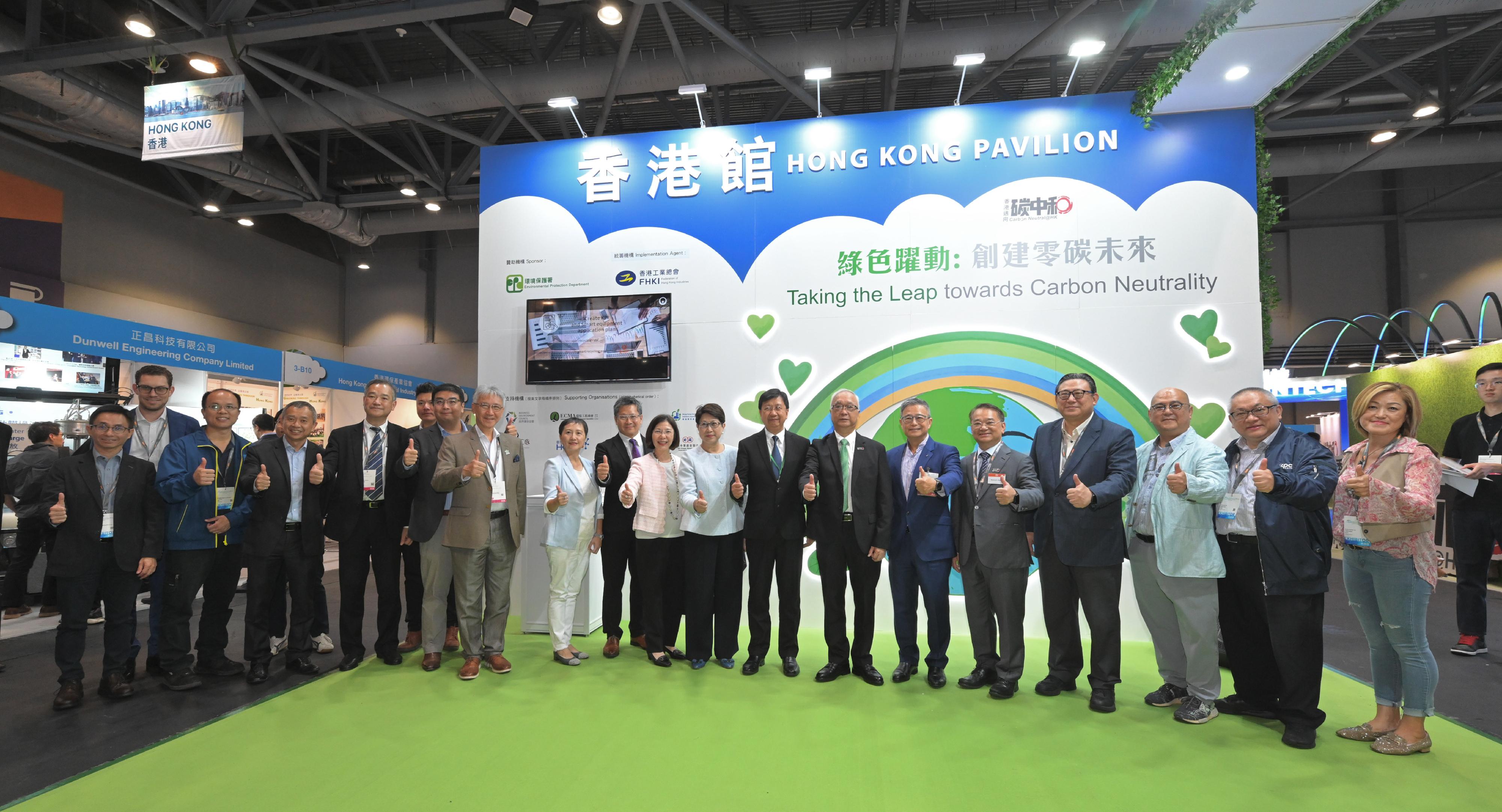 The Secretary for Environment and Ecology, Mr Tse Chin-wan (seventh right), and the Permanent Secretary for Environment and Ecology (Environment), Miss Janice Tse (10th right), tour the Hong Kong Pavilion at the 18th Eco Expo Asia today (October 26).


