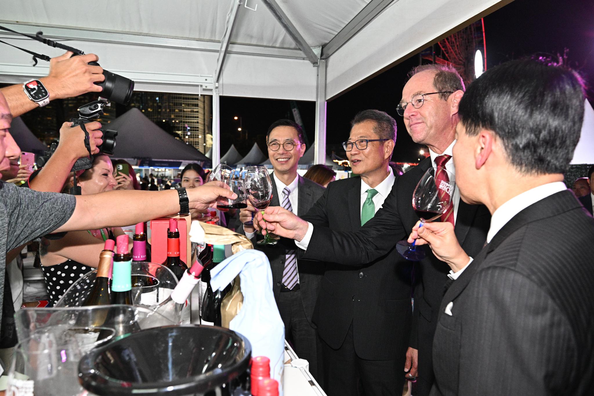 The Financial Secretary, Mr Paul Chan, attended the opening ceremony of the 2023 Hong Kong Wine & Dine Festival organised by the Hong Kong Tourism Board (HKTB) today (October 26). Photo shows Mr Chan (third right) visiting an exhibition booth, accompanied by the Secretary for Culture, Sports and Tourism, Mr Kevin Yeung (fourth right); the Chairman of the HKTB, Dr Pang Yiu-kai (first right); and the President of the Bordeaux Wine Council, Mr Allan Sichel (second right).