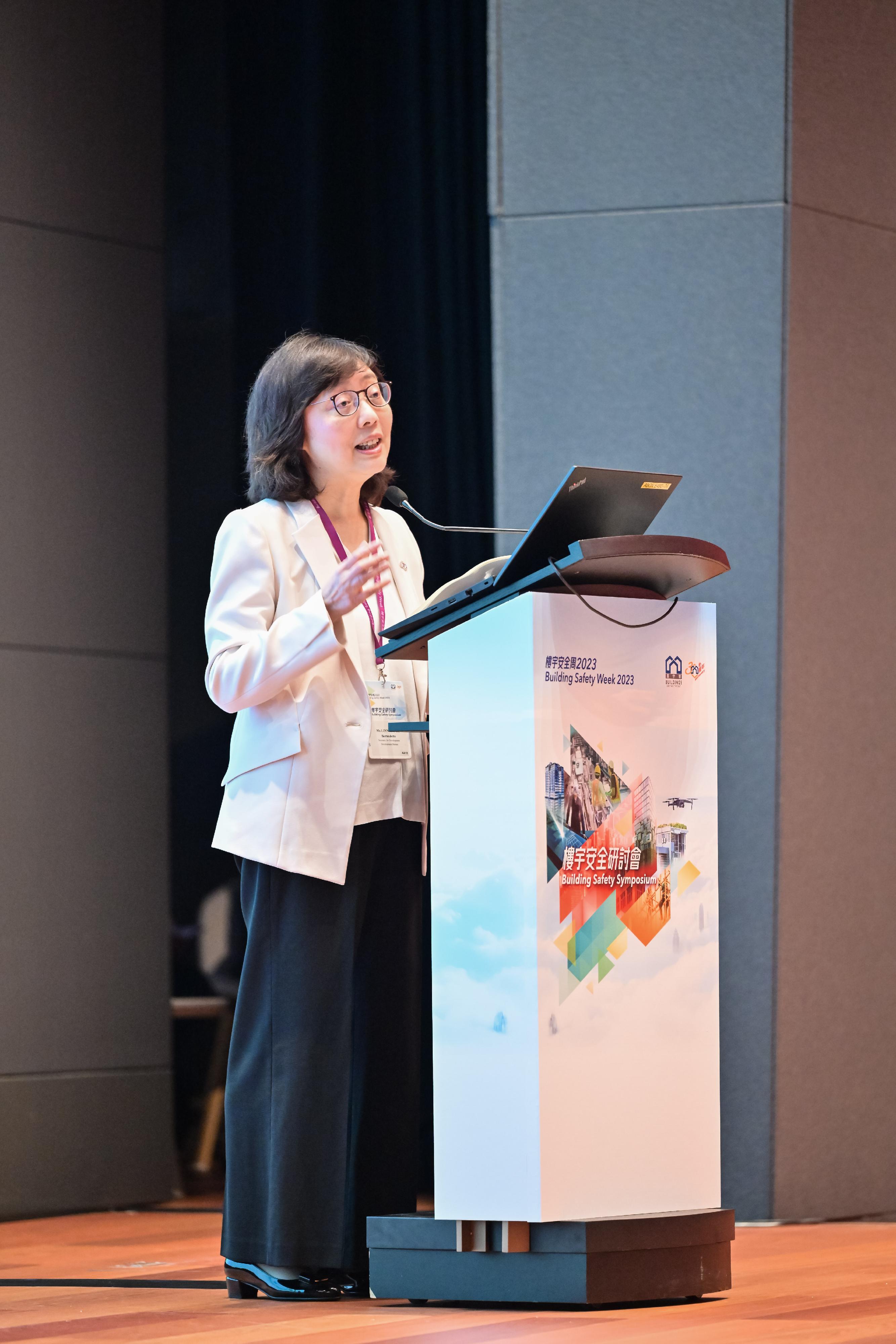The Buildings Department held the closing event of Building Safety Week 2023, the Building Safety Symposium, at the Hong Kong Palace Museum today (October 27). Photo shows the Secretary for Development, Ms Bernadette Linn, speaking at the symposium.