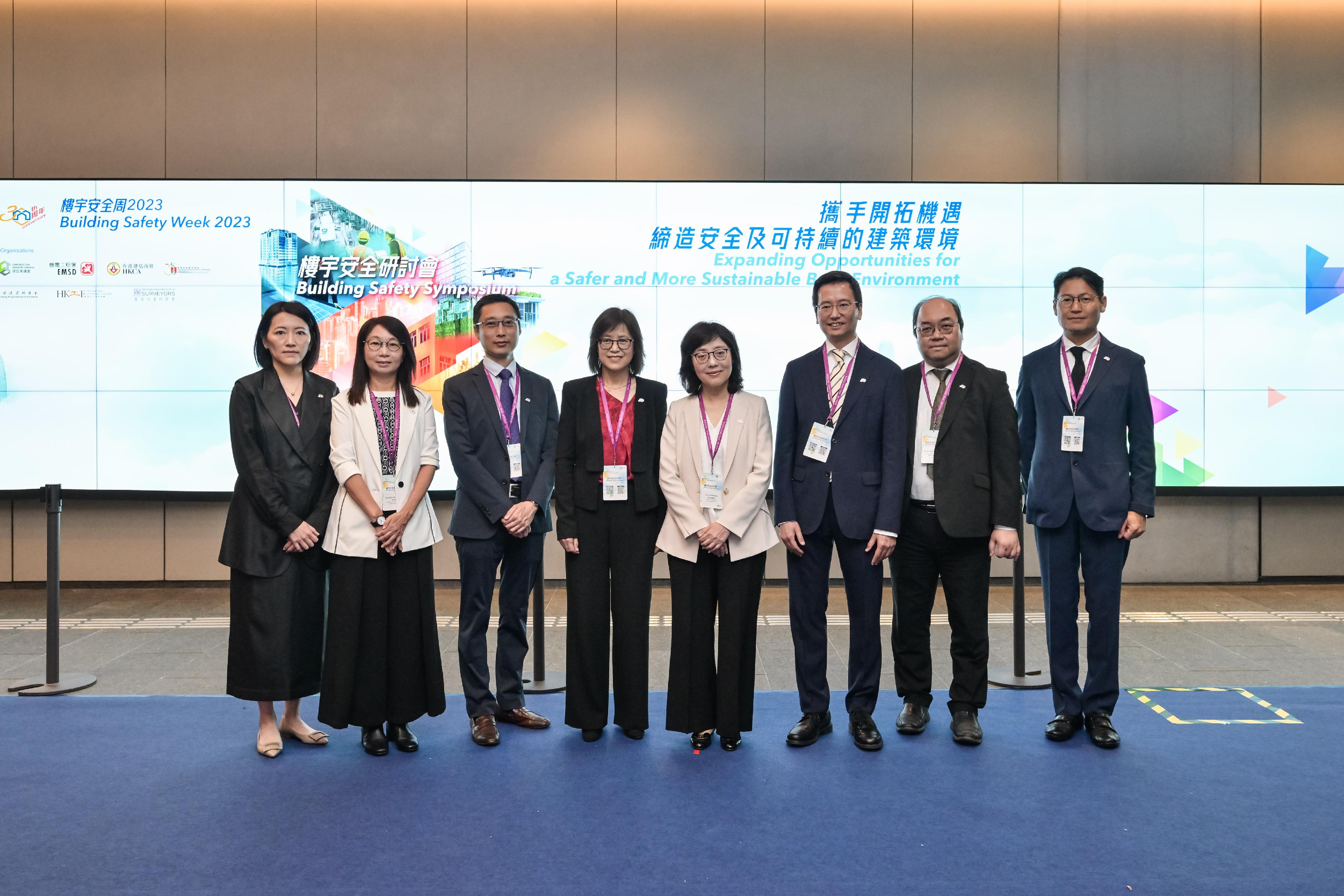 The Buildings Department held the closing event of Building Safety Week 2023, the Building Safety Symposium, at the Hong Kong Palace Museum today (October 27). The Secretary for Development, Ms Bernadette Linn (fourth right); the Director of Buildings, Ms Clarice Yu (fourth left); the Deputy Director of Buildings, Mr Ho Chun-hung (third right); and other Assistant Directors of Buildings are pictured at the venue of the symposium.