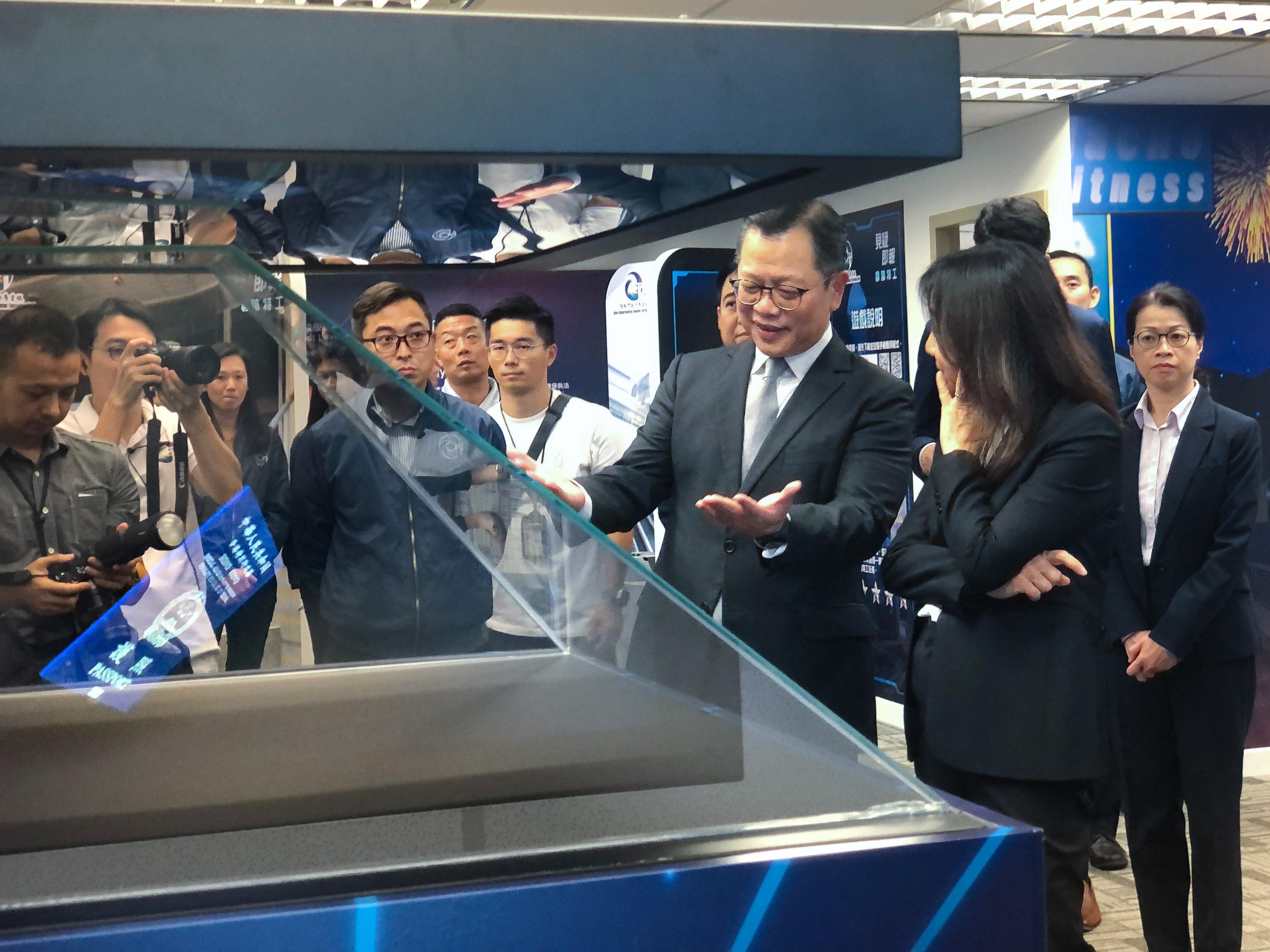 The “Safe Community Hub” (The Hub) run by the Inter-departmental Counter Terrorism Unit (ICTU) was officially opened today (October 27). Photo shows the officiating guests touring an interactive hologram set up in the Hub.
