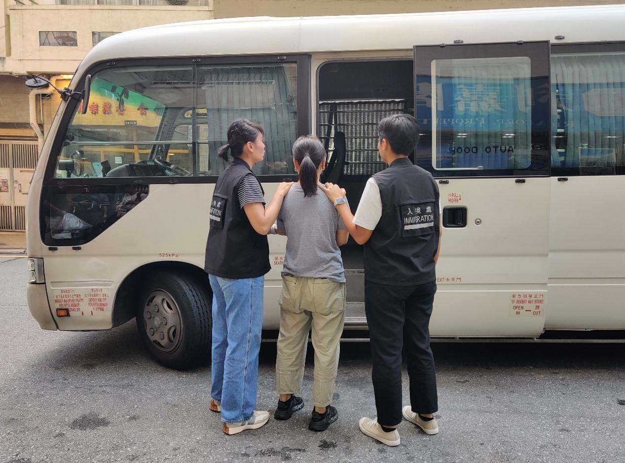 入境事務處十月二十四日至昨日（十月二十六日）一連三日在全港各區展開反非法勞工行動，分別是代號「曙光行動」及連同香港警務處執行的「冠軍行動」。圖示懷疑非法勞工在行動中被捕。