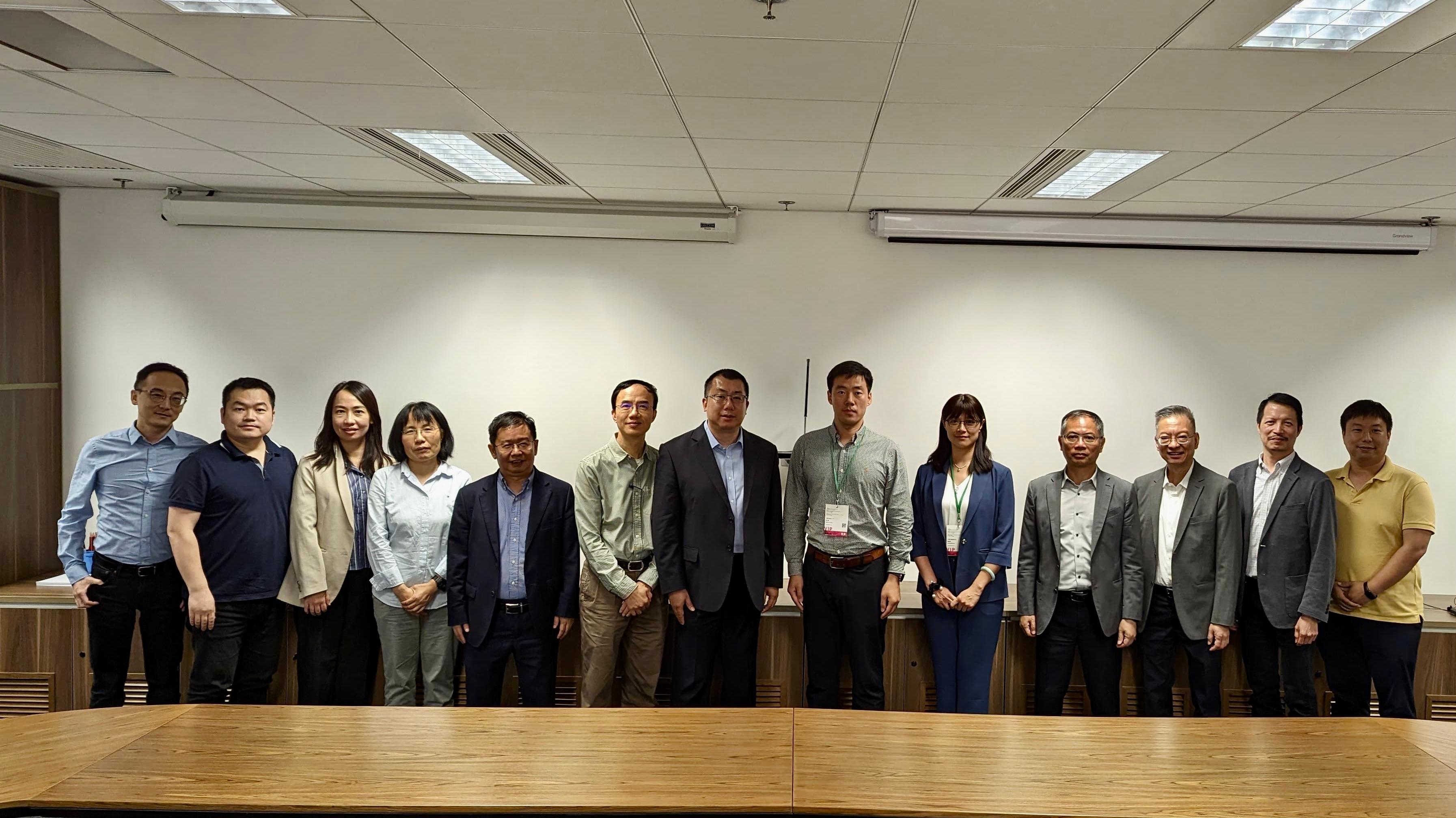 During the visit to Hong Kong, the delegation of the China National Environmental Monitoring Centre of Ministry of Ecology and Environment visited facilities of the Environmental Protection Department (EPD) and the Hong Kong University of Science and Technology (HKUST) to share experiences and exchange views. Photo shows representatives of the China National Environmental Monitoring Centre with officers of the EPD and the HKUST.