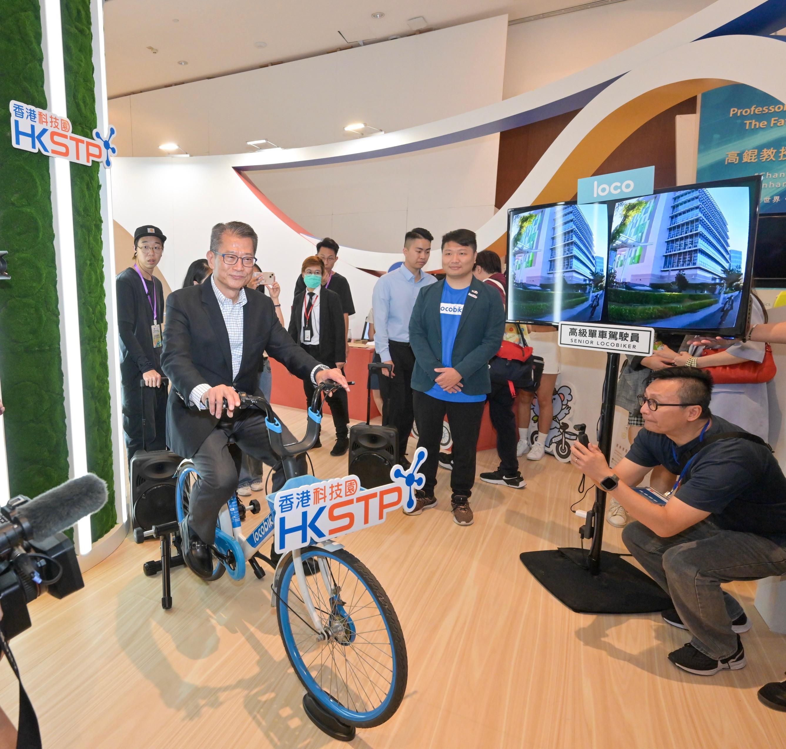 财政司司长陈茂波今日（十月二十八日）出席「创新科技嘉年华2023」开幕仪式。图示陈茂波（左）参观香港科技园公司的展览。