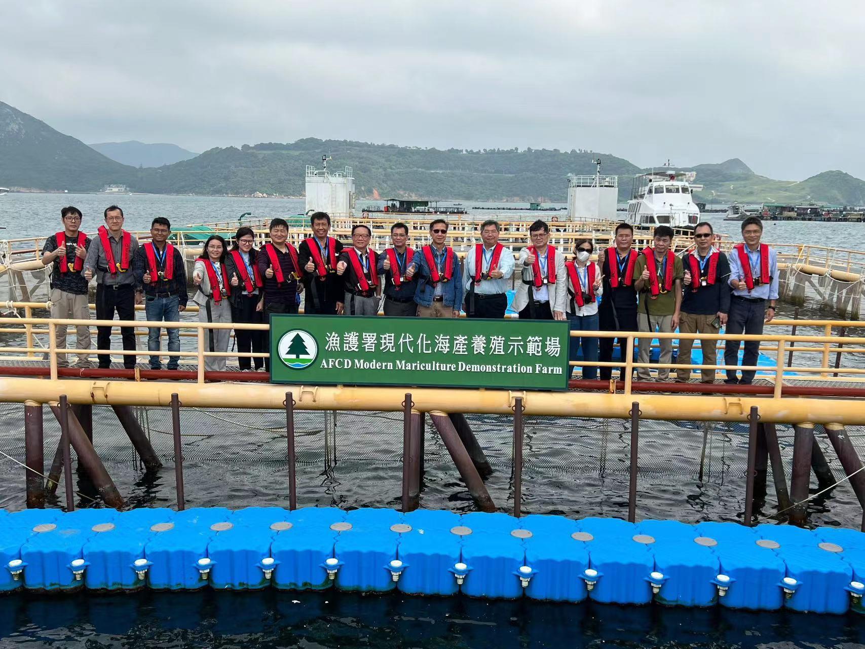 The Environmental Protection Department (EPD) arranged delegations from the Belt and Road (B&R) countries (namely Laos, Vietnam and Myanmar) and representatives from the Research Center for Eco-Environmental Sciences (RCEES) of the Chinese Academy of Sciences (CAS) attending Eco Expo Asia to visit local aquaculture farms, water treatment works and sewage treatment facilities. Photo shows the B&R delegations and representatives from the RCEES of CAS visiting the Agriculture, Fisheries and Conservation Department (AFCD)'s modern mariculture demonstration farm at Tung Lung Chau with officers from the EPD and AFCD on October 28.