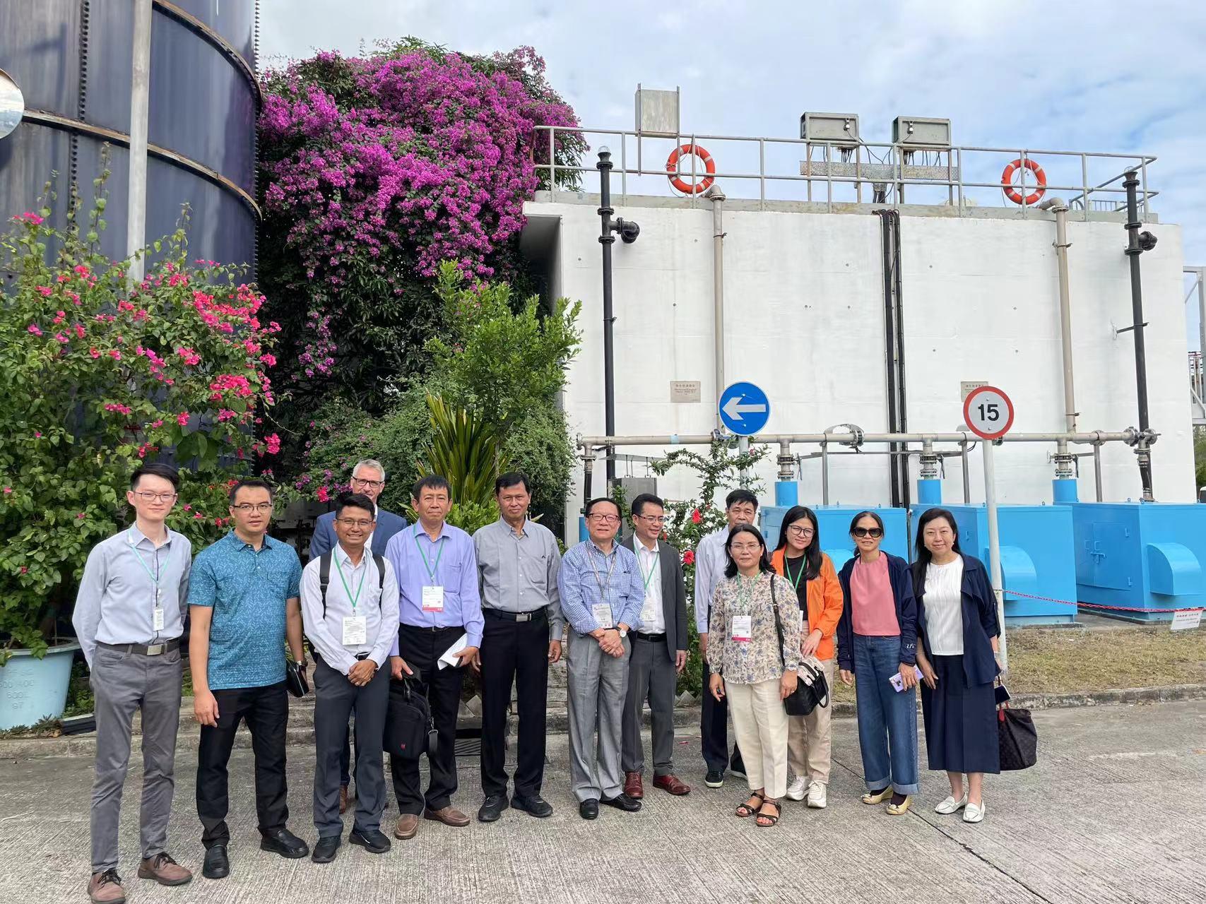 The Environmental Protection Department (EPD) arranged delegations from the Belt and Road (B&R) countries (namely Laos, Vietnam and Myanmar) and representatives from the Research Center for Eco-Environmental Sciences of the Chinese Academy of Sciences attending Eco Expo Asia to visit local aquaculture farms, water treatment works and sewage treatment facilities. Photo shows the B&R delegations visiting Hong Kong International Airport's "Triple Water System" with EPD officers on October 27.