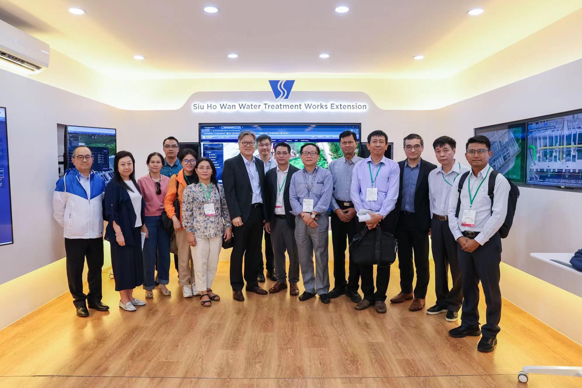 The Environmental Protection Department (EPD) arranged delegations from the Belt and Road (B&R) countries (namely Laos, Vietnam and Myanmar) and representatives from the Research Center for Eco-Environmental Sciences of the Chinese Academy of Sciences attending Eco Expo Asia to visit local aquaculture farms, water treatment works and sewage treatment facilities. Photo shows the B&R delegations visiting the Water Supplies Department 's Siu Ho Wan Water Treatment Works with EPD officers on October 27.
