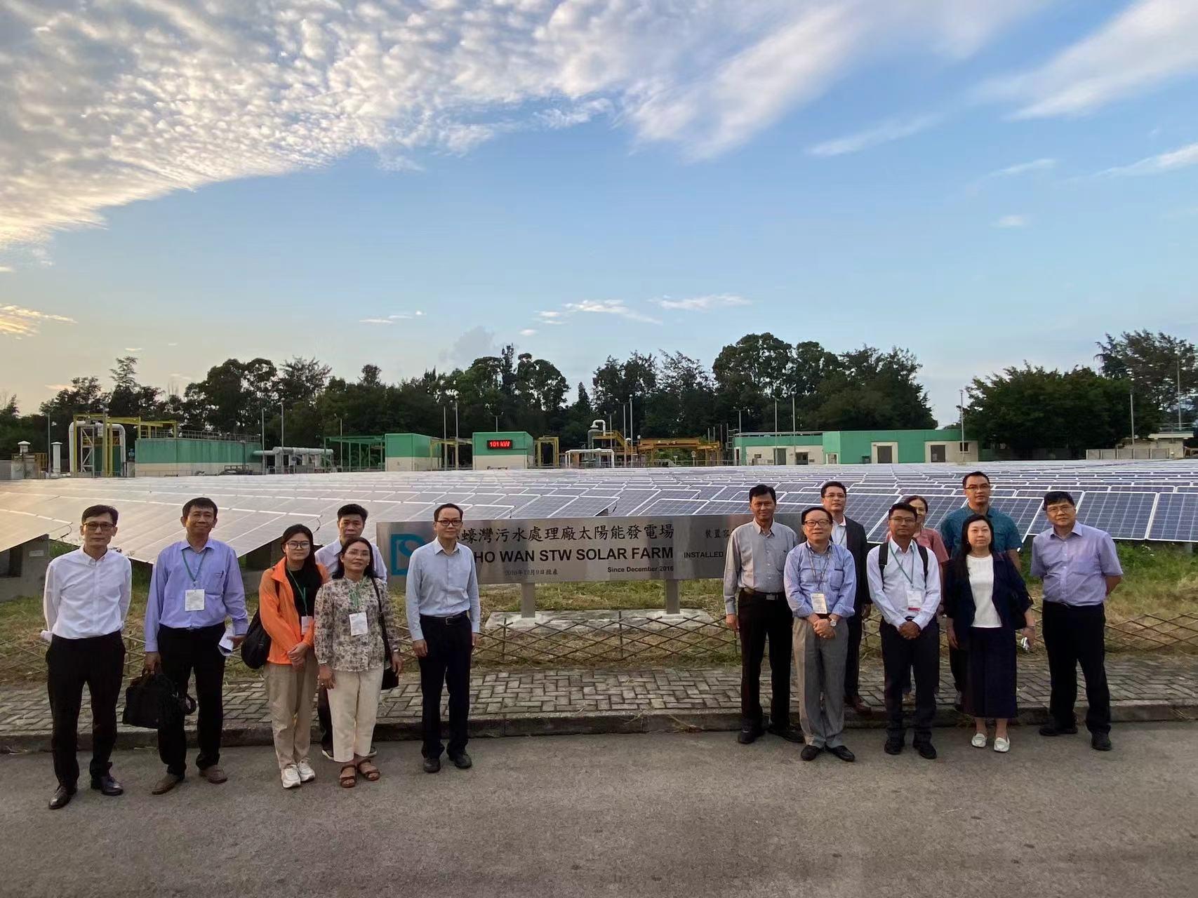The Environmental Protection Department (EPD) arranged delegations from the Belt and Road (B&R) countries (namely Laos, Vietnam and Myanmar) and representatives from the Research Center for Eco-Environmental Sciences of the Chinese Academy of Sciences attending Eco Expo Asia to visit local aquaculture farms, water treatment works and sewage treatment facilities. Photo shows the B&R delegations visiting the Drainage Services Department 's Siu Ho Wan Sewage Treatment Works and its solar farm with EPD officers on October 27.