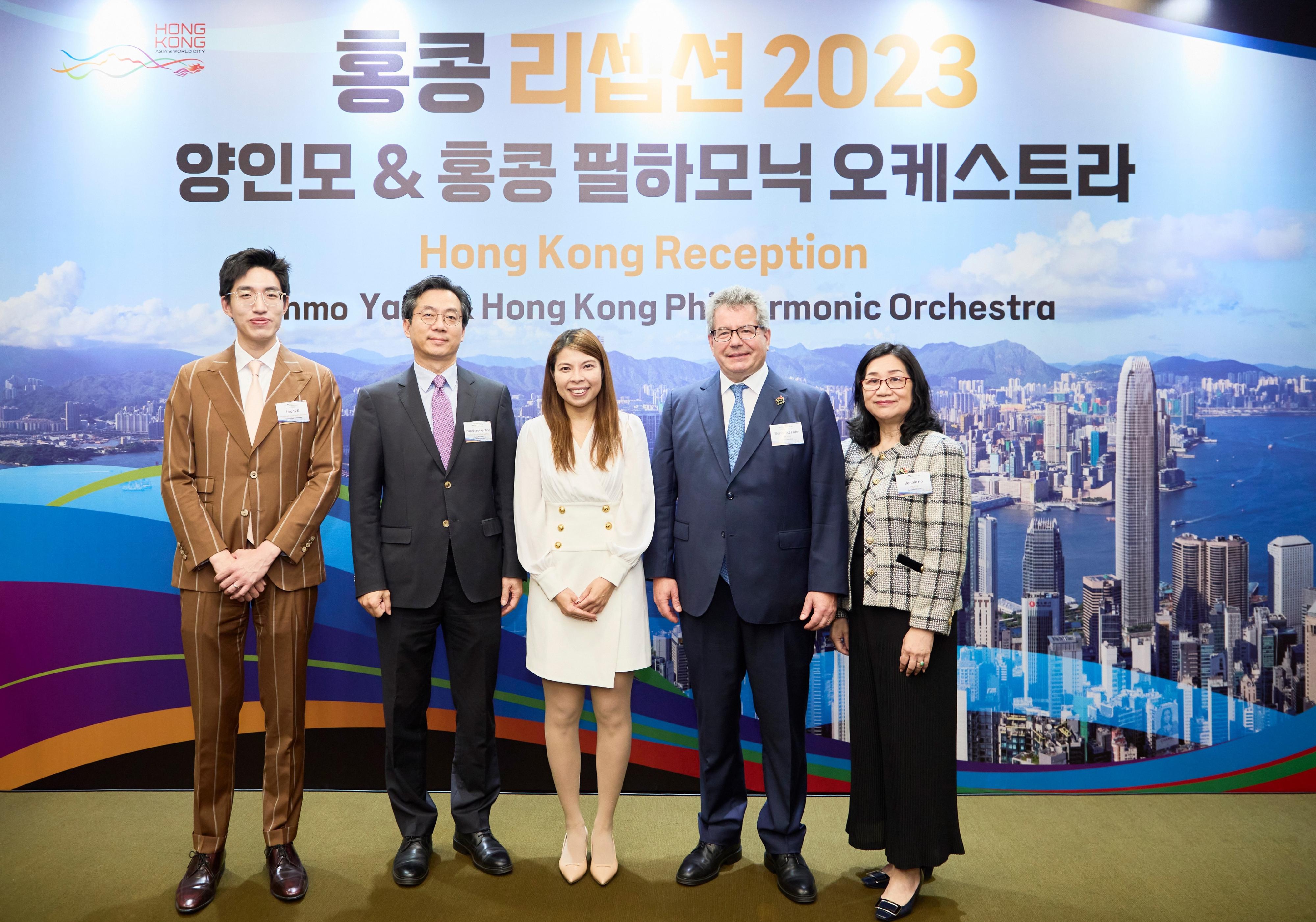 The Hong Kong Philharmonic Orchestra (HK Phil) performed a concert at the Seoul Arts Center in Seoul, Korea, today (October 28). At a reception before the concert, the Principal Hong Kong Economic and Trade Representative (Tokyo), Miss Winsome Au (centre), is pictured with the Chief Executive of the HK Phil, Mr Benedikt Fohr (second right); the Executive Director of the HK Phil, Ms Vennie Ho (first right); Deputy Minister for Culture and Arts Policy, Ministry of Culture, Sports and Tourism, Korea, Mr Yu Byung-chae(second left); and the Deputy Hong Kong Economic and Trade Representative (Tokyo), Mr Leo Tze (first left).