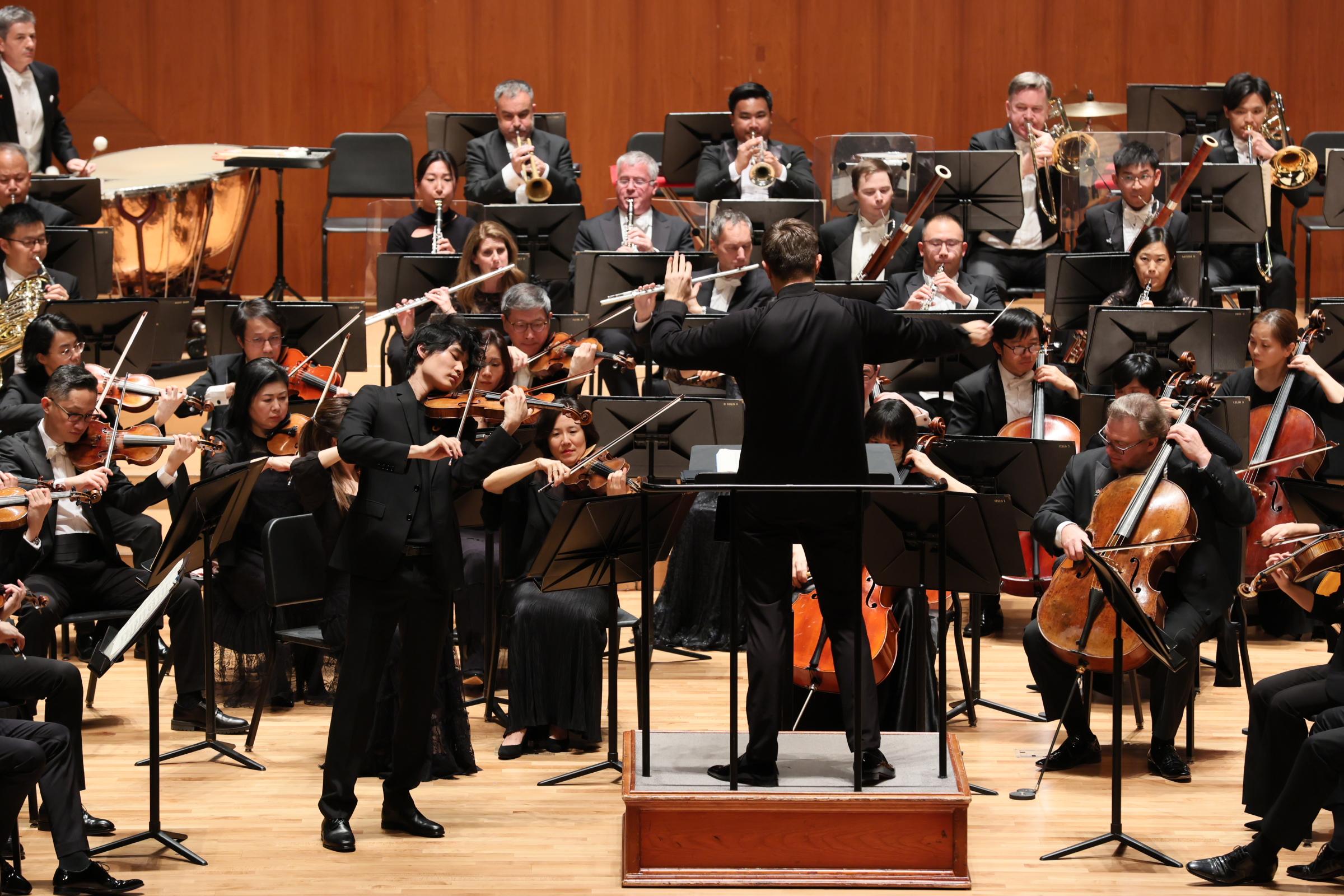 香港管弦乐团今日（十月二十八日）与韩国着名小提琴家梁仁模（站立，左）在韩国首尔艺术殿堂演出。