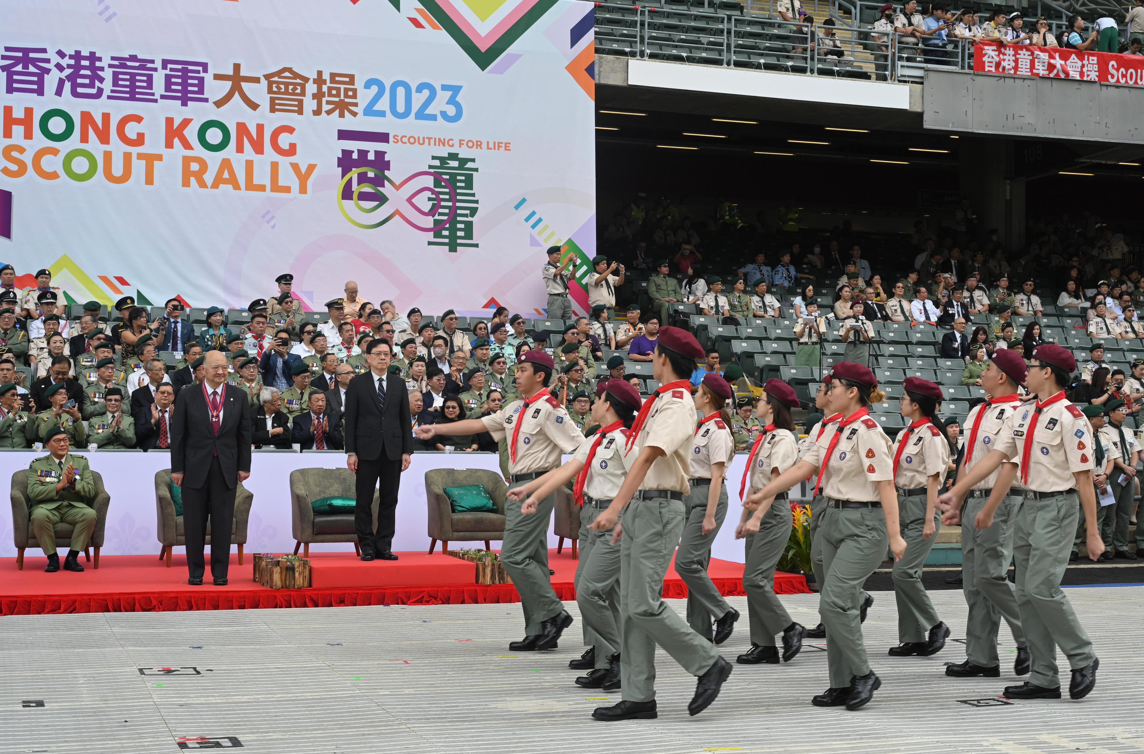 行政長官李家超今早（十月二十九日）在香港大球場主持香港童軍大會操2023。圖示李家超（左三）檢閱步操隊伍。