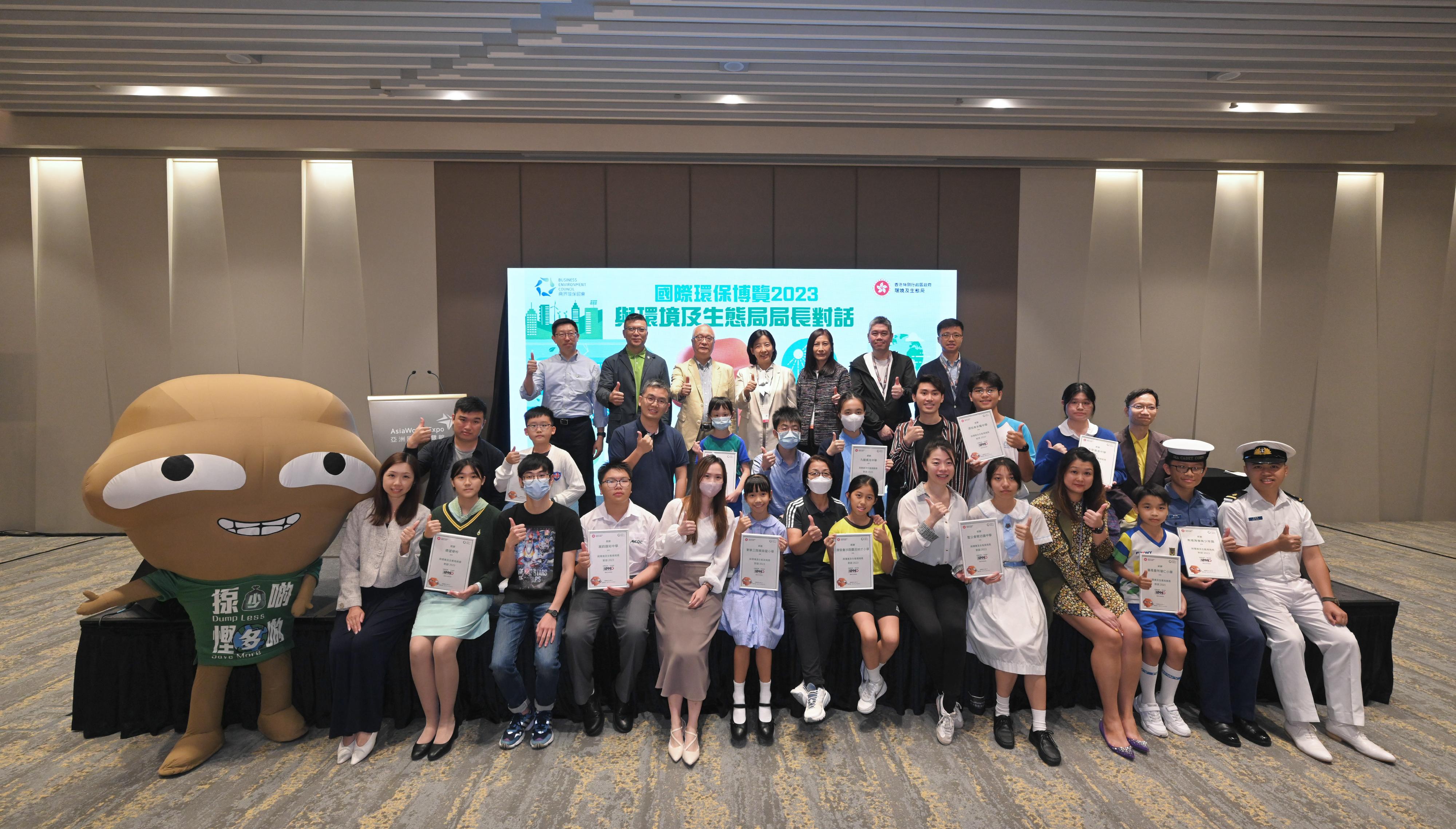 The Secretary for Environment and Ecology, Mr Tse Chin-wan (third row, third left), and the Director of the Department of Educational, Scientific and Technological Affairs of the Liaison Office of the Central People's Government in the Hong Kong Special Administrative Region, Ms Guo Jianhua (third row, centre), present certificates to schools and youth uniformed groups participating in the "Dialogue with the Secretary for Environment and Ecology" session today (October 29).