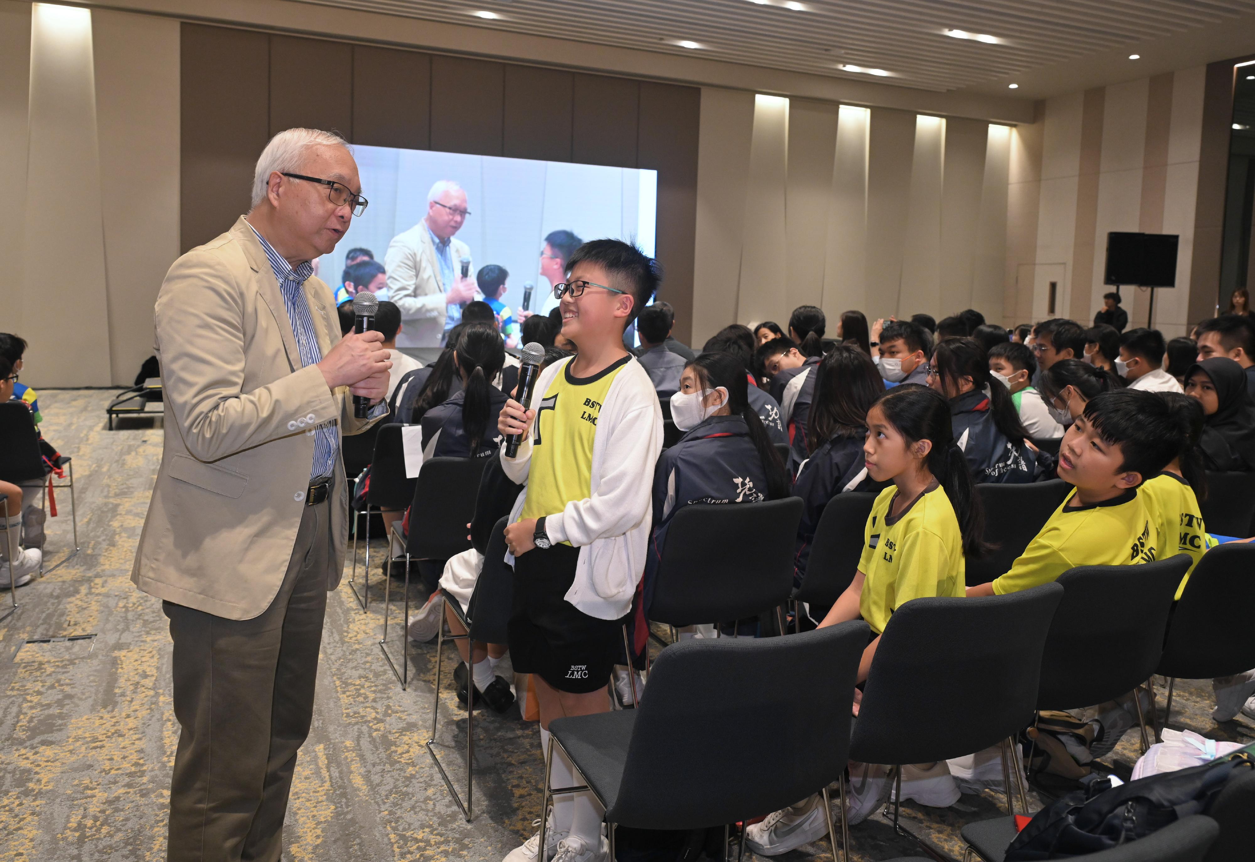 Around 400 young people today (October 29) attend the "Dialogue with the Secretary for Environment and Ecology" session on the public day of the 18th Eco Expo Asia. Photo shows the Secretary for Environment and Ecology, Mr Tse Chin-wan (first left), sharing tips on environmental protection with the attendees.     