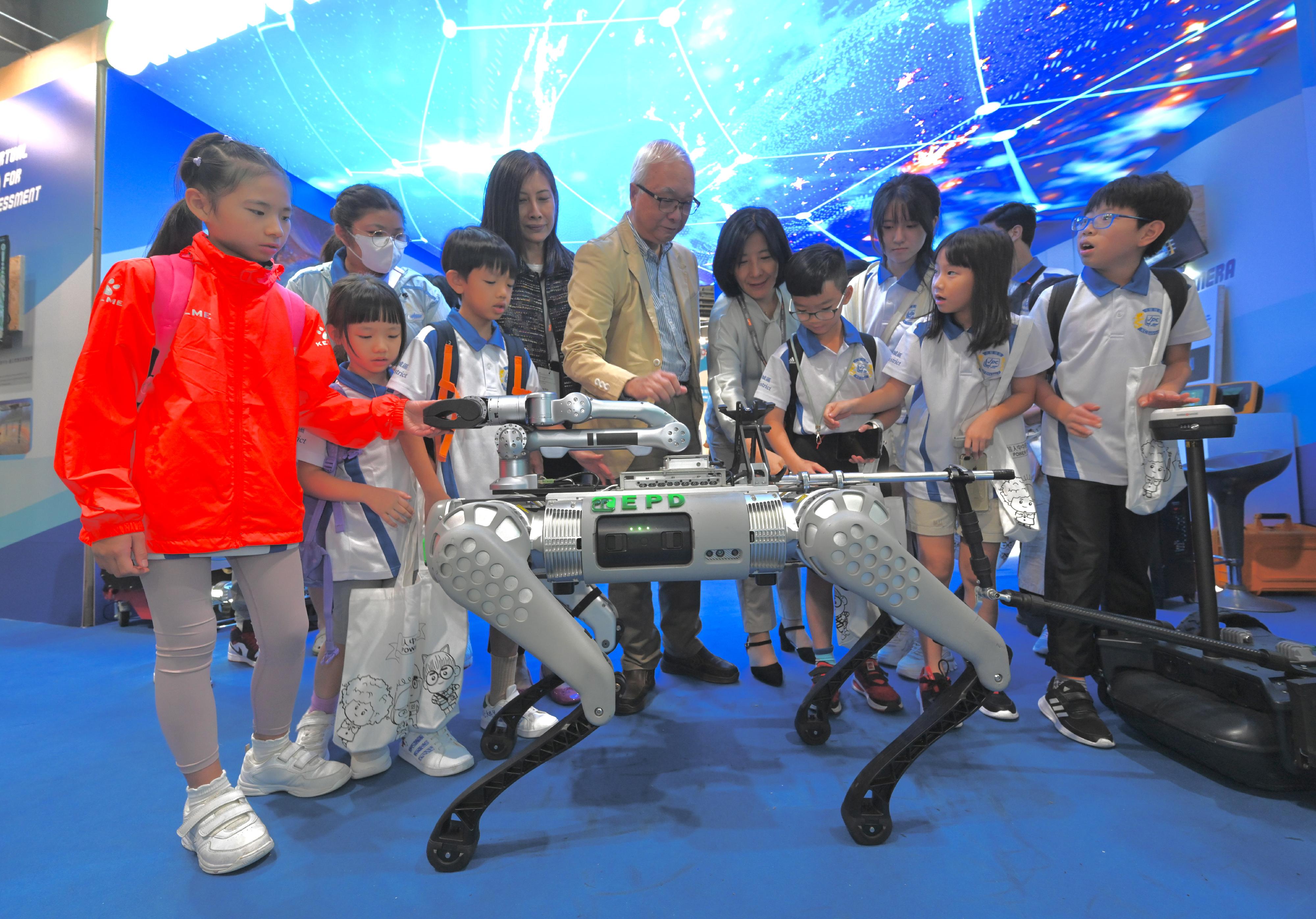 The Environment and Ecology Bureau sets up physical exhibitions at the 18th Eco Expo Asia, showcasing the Government's efforts in decarbonisation. Photo shows the Secretary for Environment and Ecology, Mr Tse Chin-wan (first row, fourth left), and the Director of the Department of Educational, Scientific and Technological Affairs of the Liaison Office of the Central People's Government in the Hong Kong Special Administrative Region, Ms Guo Jianhua (first row, fourth right), visiting the "GreenTech" zone with  young people today (October 29). 