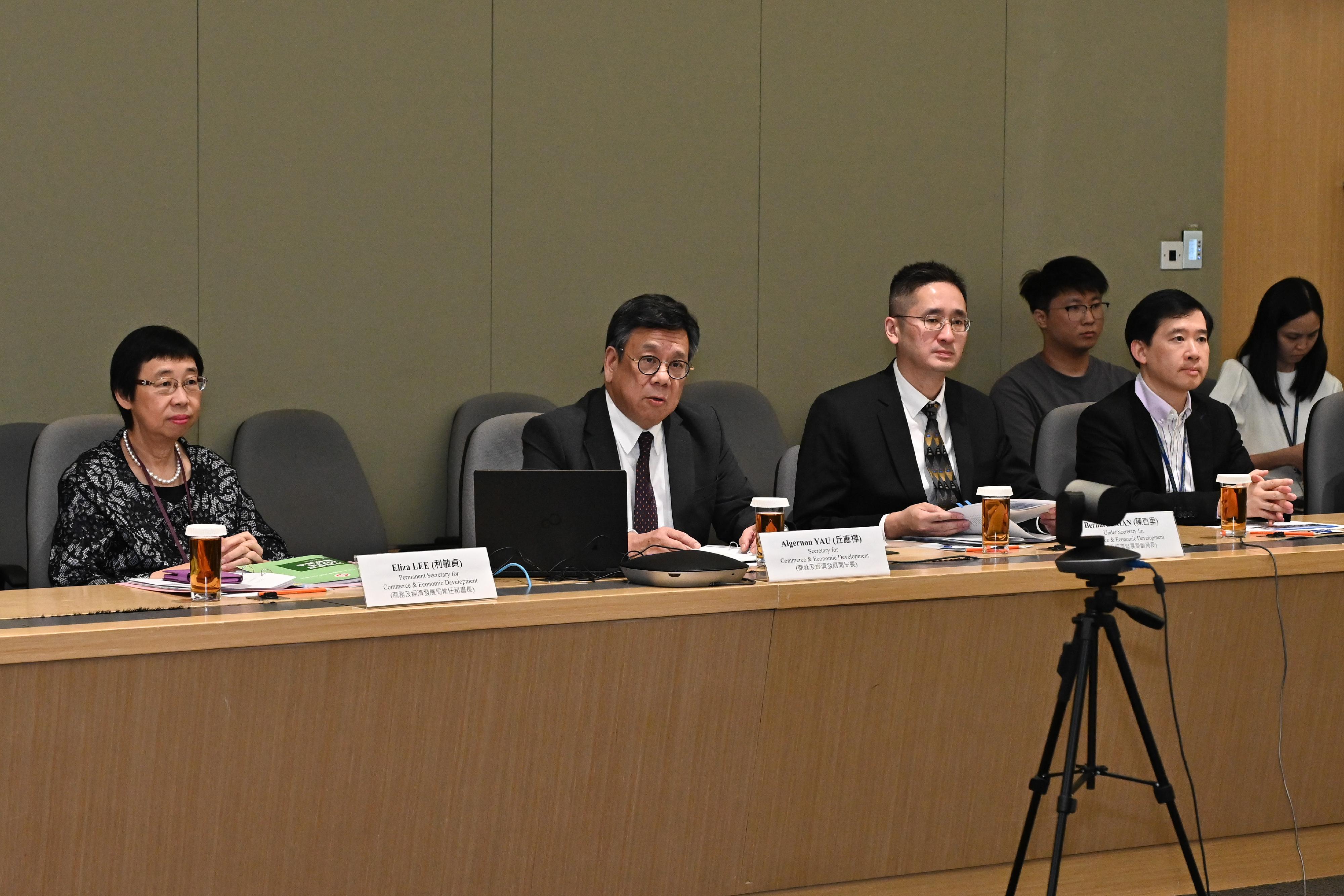 商务及经济发展局局长丘应桦（左二）今日（十月三十日）在工业贸易谘询委员会会议上，向委员介绍《行政长官2023年施政报告》中与商贸有关的措施。
