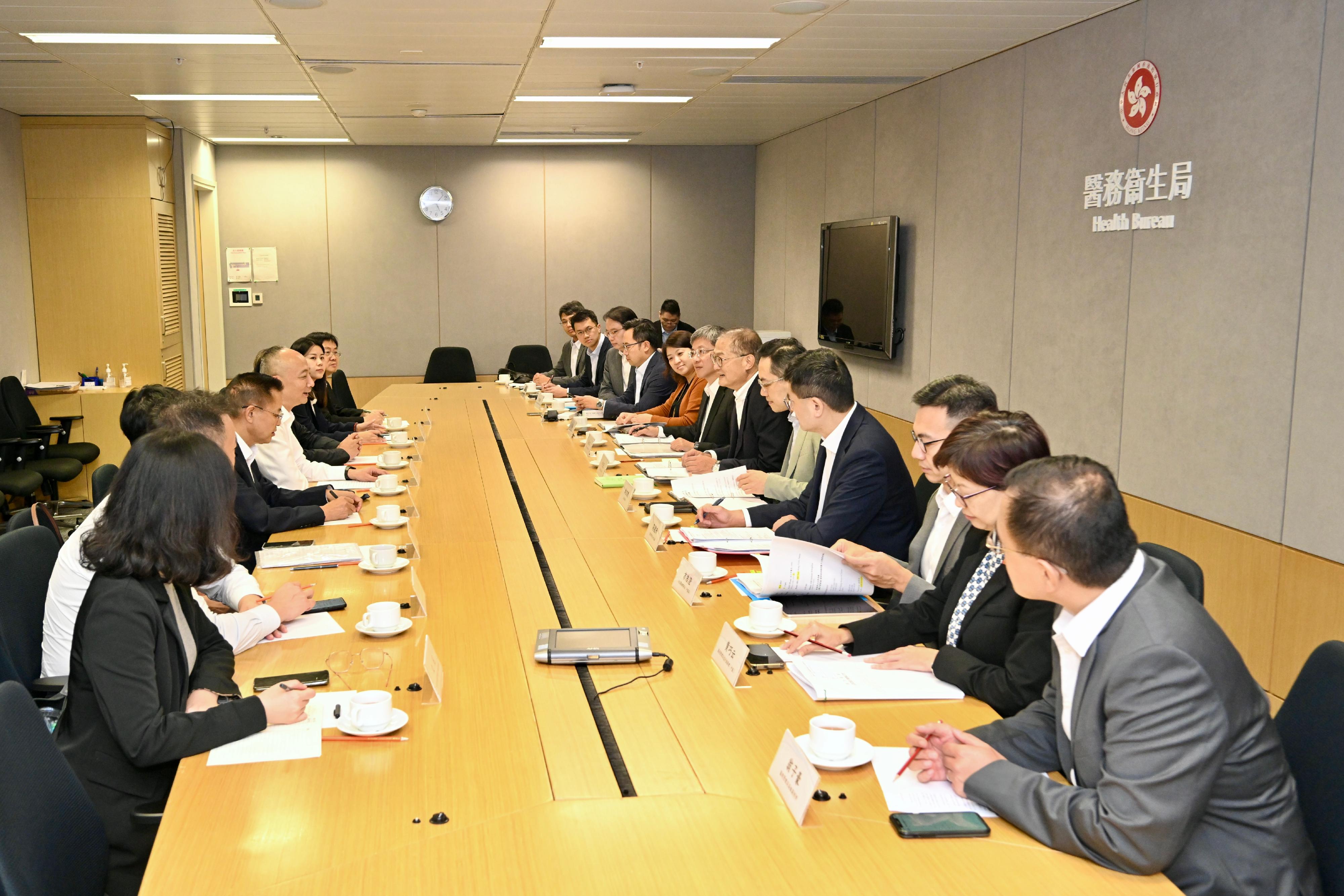 The Secretary for Health, Professor Lo Chung-mau (sixth right), meets with a delegation led by the Director of Sichuan Provincial Administration of Traditional Chinese Medicine, Mr Tian Xingjun (fifth left), today (October 30). The Permanent Secretary for Health, Mr Thomas Chan (seventh right); the Under Secretary for Health, Dr Libby Lee (eighth right); the Director of Health, Dr Ronald Lam (fifth right); and the Chief Executive of the Hospital Authority, Dr Tony Ko (fourth right), also attend.