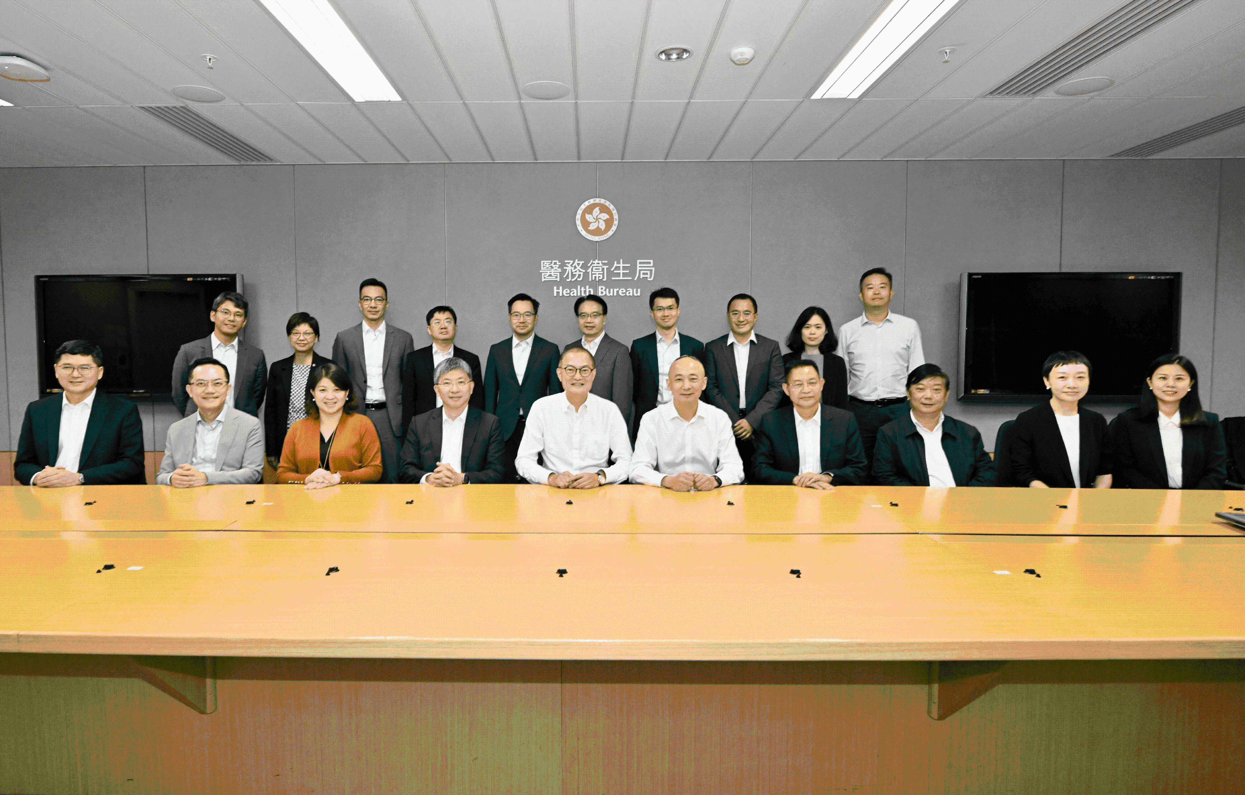 The Secretary for Health, Professor Lo Chung-mau, meets with a delegation led by the Director of Sichuan Provincial Administration of Traditional Chinese Medicine, Mr Tian Xingjun, today (October 30). Photo shows Professor Lo (front row, fifth left); Mr Tian (front row, fifth right); the Permanent Secretary for Health, Mr Thomas Chan (front row, fourth left); the Under Secretary for Health, Dr Libby Lee (front row, third left); the Director of Health, Dr Ronald Lam (front row, second left); the Chief Executive of the Hospital Authority, Dr Tony Ko (front row, first left), and other attendees of the meeting.