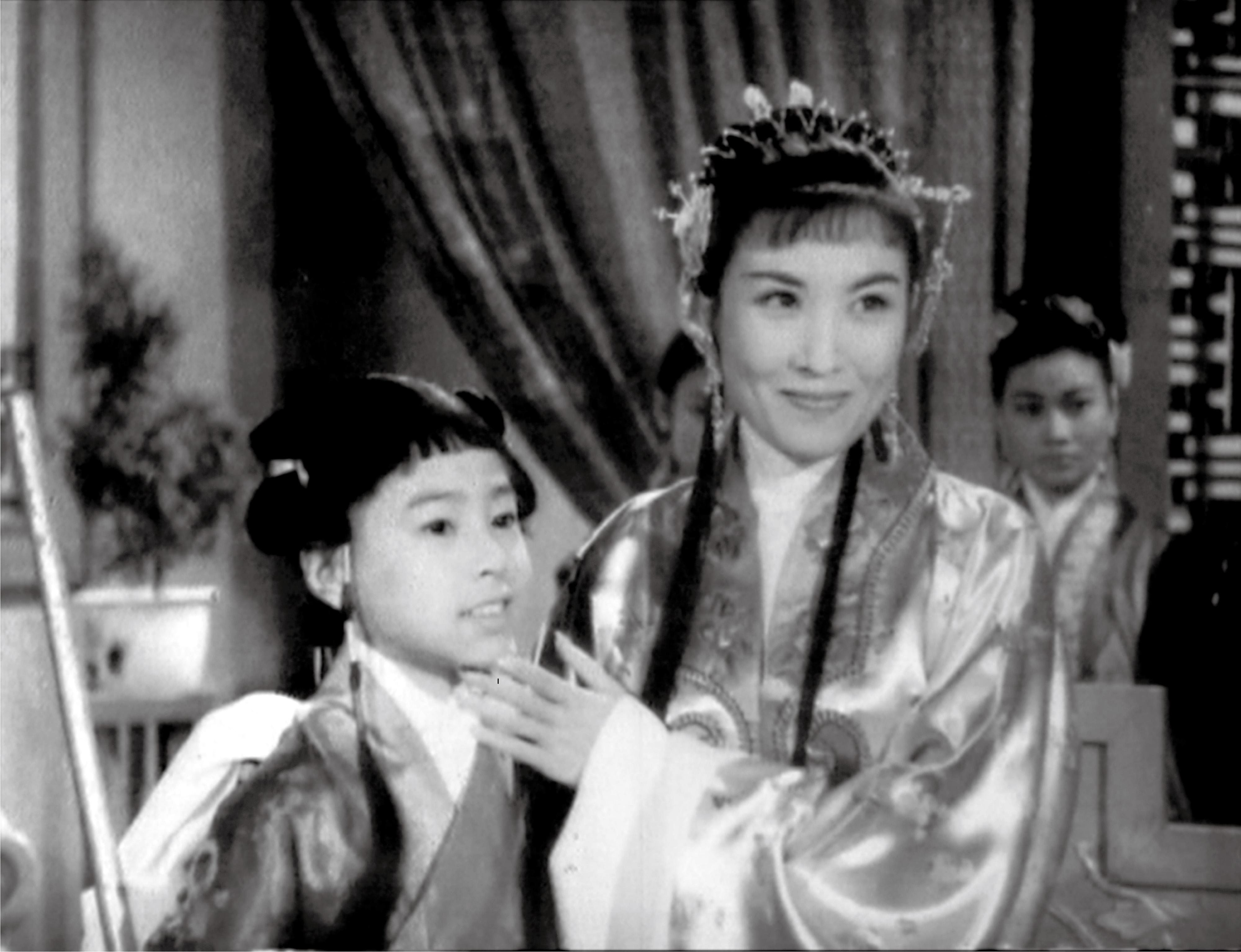 To celebrate the 70th anniversary of the career of renowned Cantonese opera actor Yuen Siu-fai in performing arts, the Hong Kong Film Archive (HKFA) of the Leisure and Cultural Services Department will present the screening programme "From the Heart - Celebrating the 70-year Career of Yuen Siu-fai". Five of his most accomplished films will be screened from November 22 (Wednesday) to November 26 (Sunday) at the HKFA Cinema. Photo shows a film still of "How Nazha Rescued His Mother from the Snake Mountain" (1960).