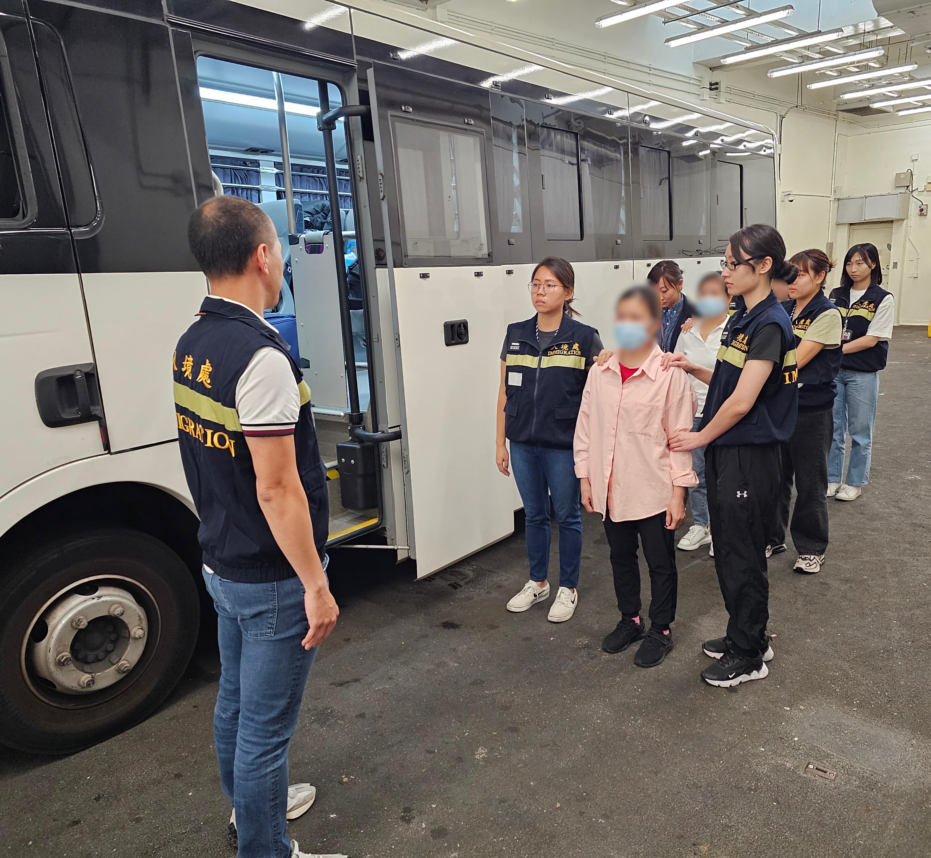 The Immigration Department (ImmD) carried out a repatriation operation today (October 31). A total of 21 Vietnamese illegal immigrants were repatriated to Vietnam. Photo shows removees being escorted by ImmD officers to proceed from the detention place to the airport.
