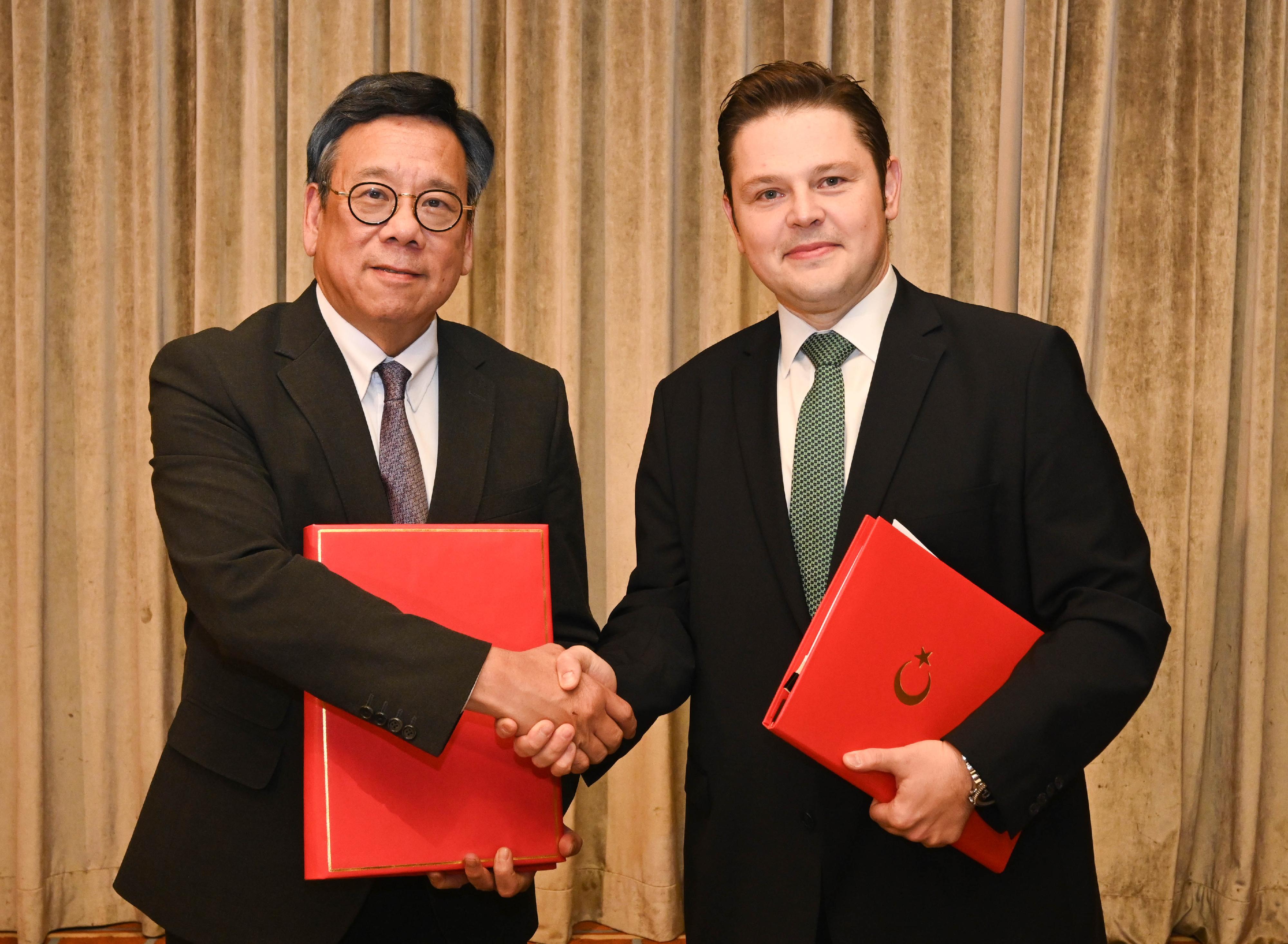 The Secretary for Commerce and Economic Development, Mr Algernon Yau, signed the Hong Kong-Türkiye Investment Promotion and Protection Agreement (IPPA) today (October 31). Photo shows Mr Yau (left) and the Consul General of Türkiye in Hong Kong, Mr Kerim Sercan Evcin (right), exchanging the signed IPPA texts.